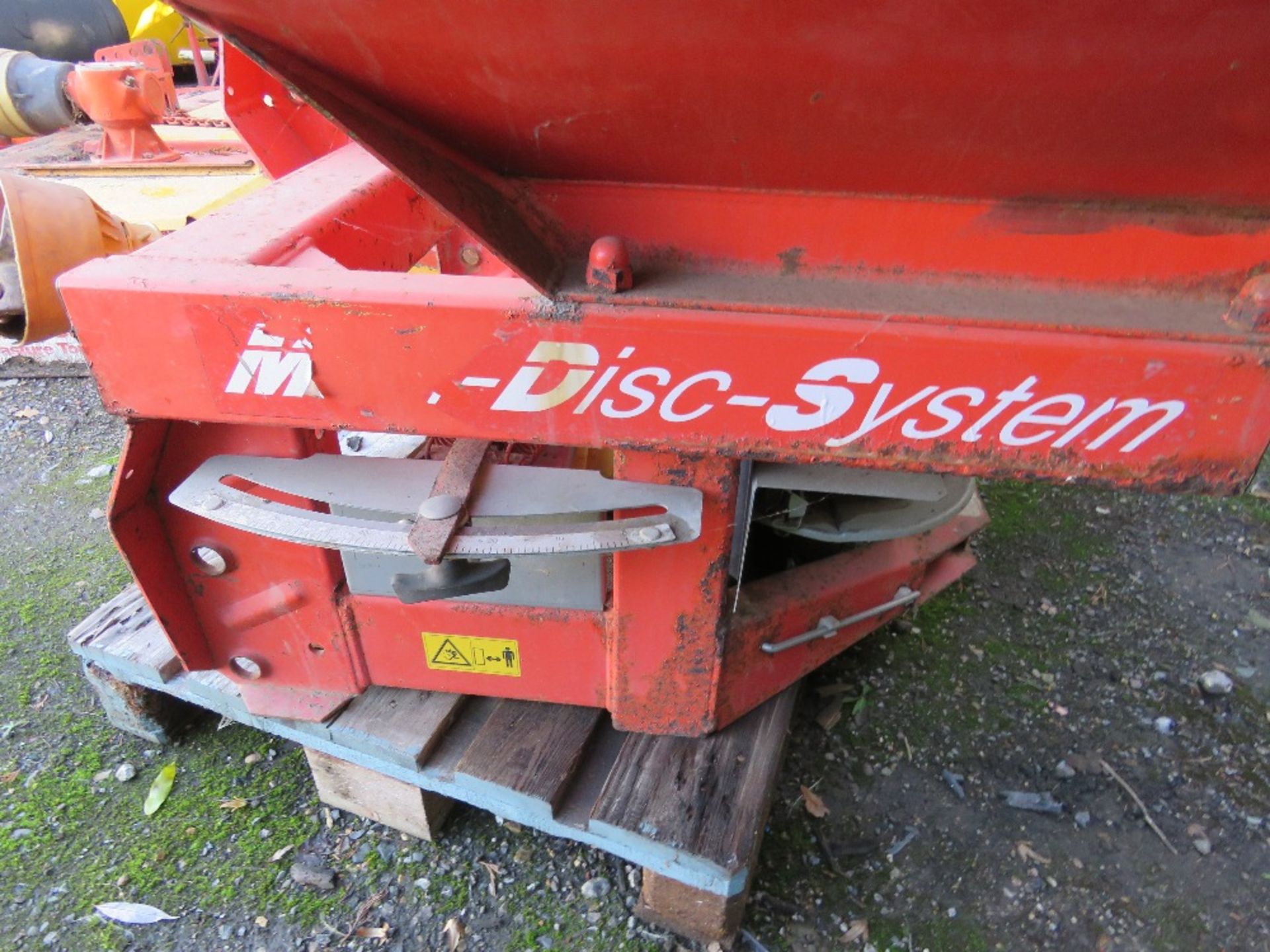 KUHN MULTIDISC 931 TRACTOR MOUNTED FERTILISER SPREADER. DIRECT FROM LOCAL SMALLHOLDING. THIS LOT I - Image 5 of 8