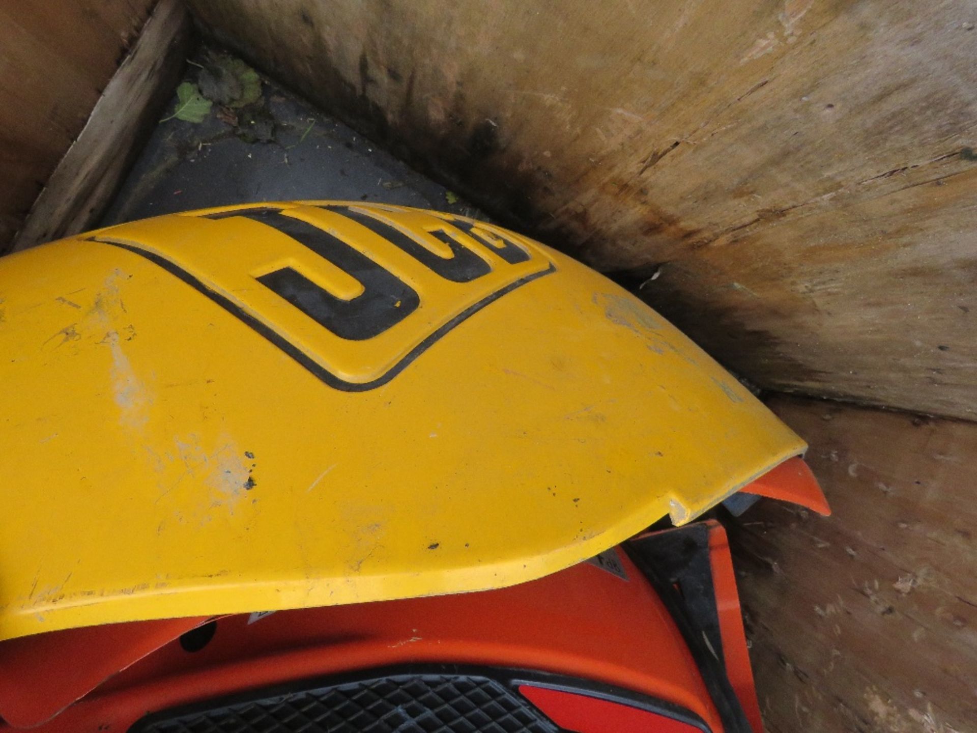 STILLAGE CONTAINING ASSORTED KUBOTA AND JCB EXCAVATOR BODY PANELS. THIS LOT IS SOLD UNDER THE AUC - Image 4 of 5