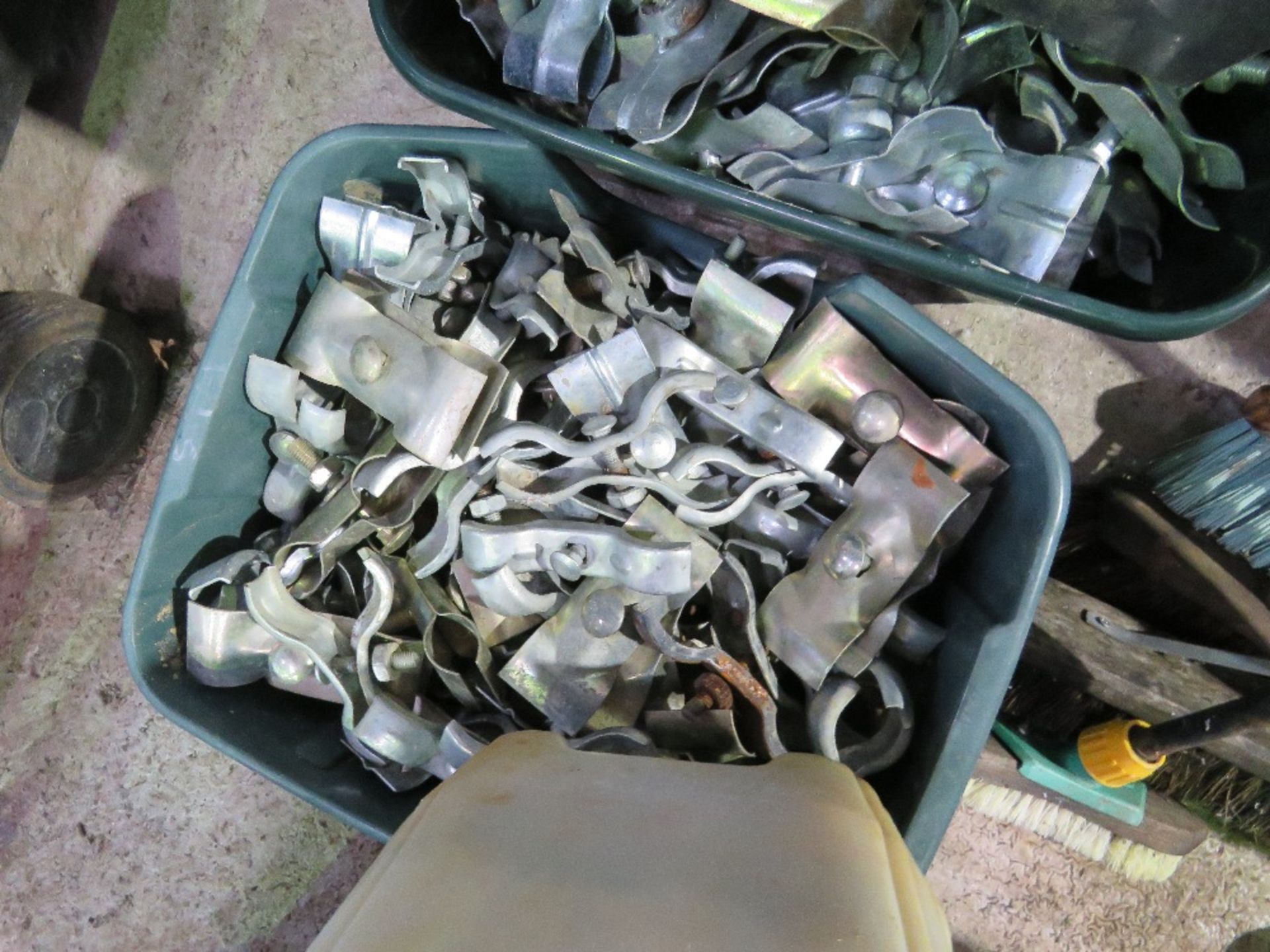 4 X BOXES OF HERAS TYPE FENCE CLIPS. THIS LOT IS SOLD UNDER THE AUCTIONEERS MARGIN SCHEME, THERE - Image 4 of 6