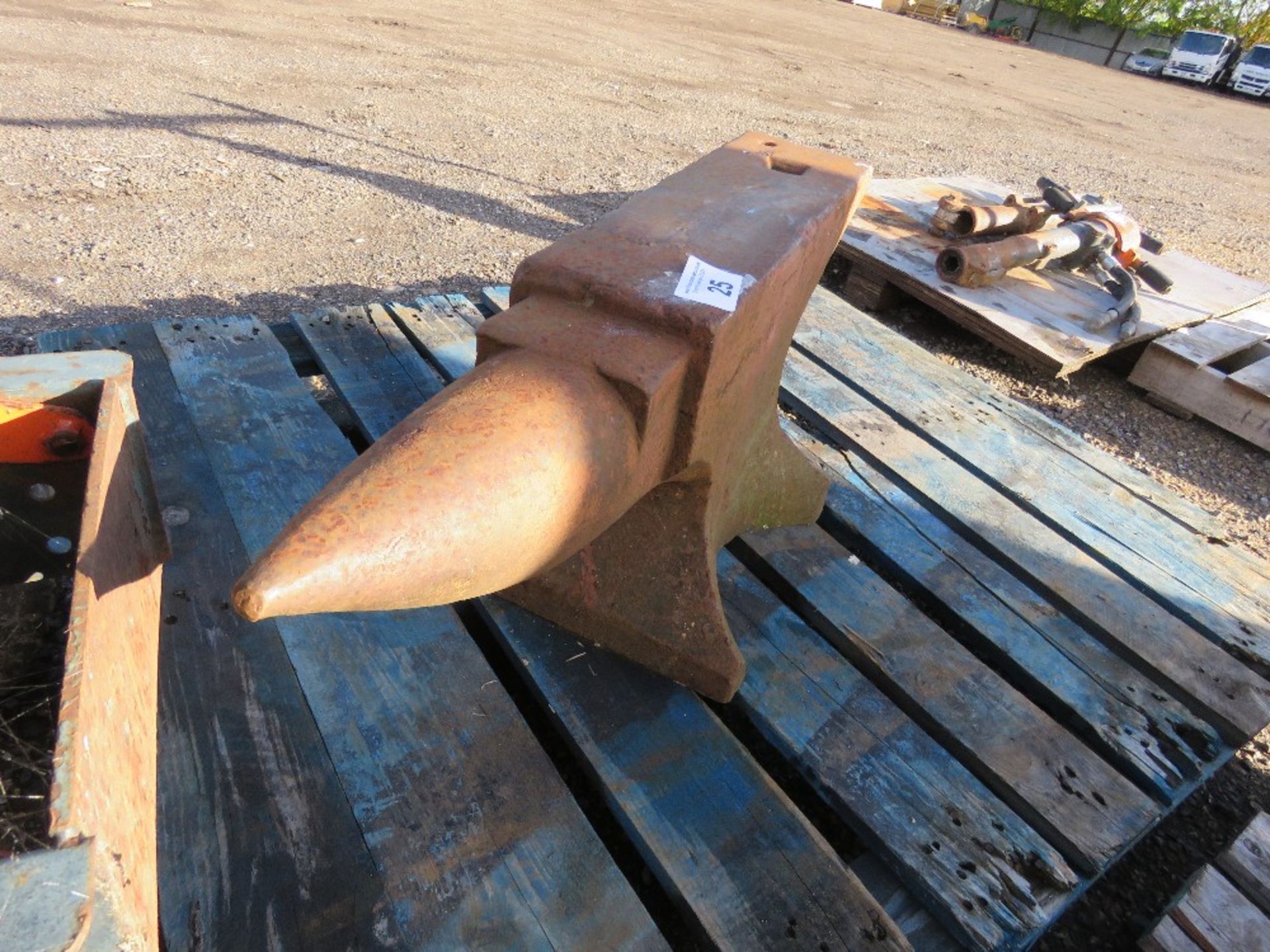 LARGE SIZED BLACKSMITH'S ANVIL. - Image 3 of 3