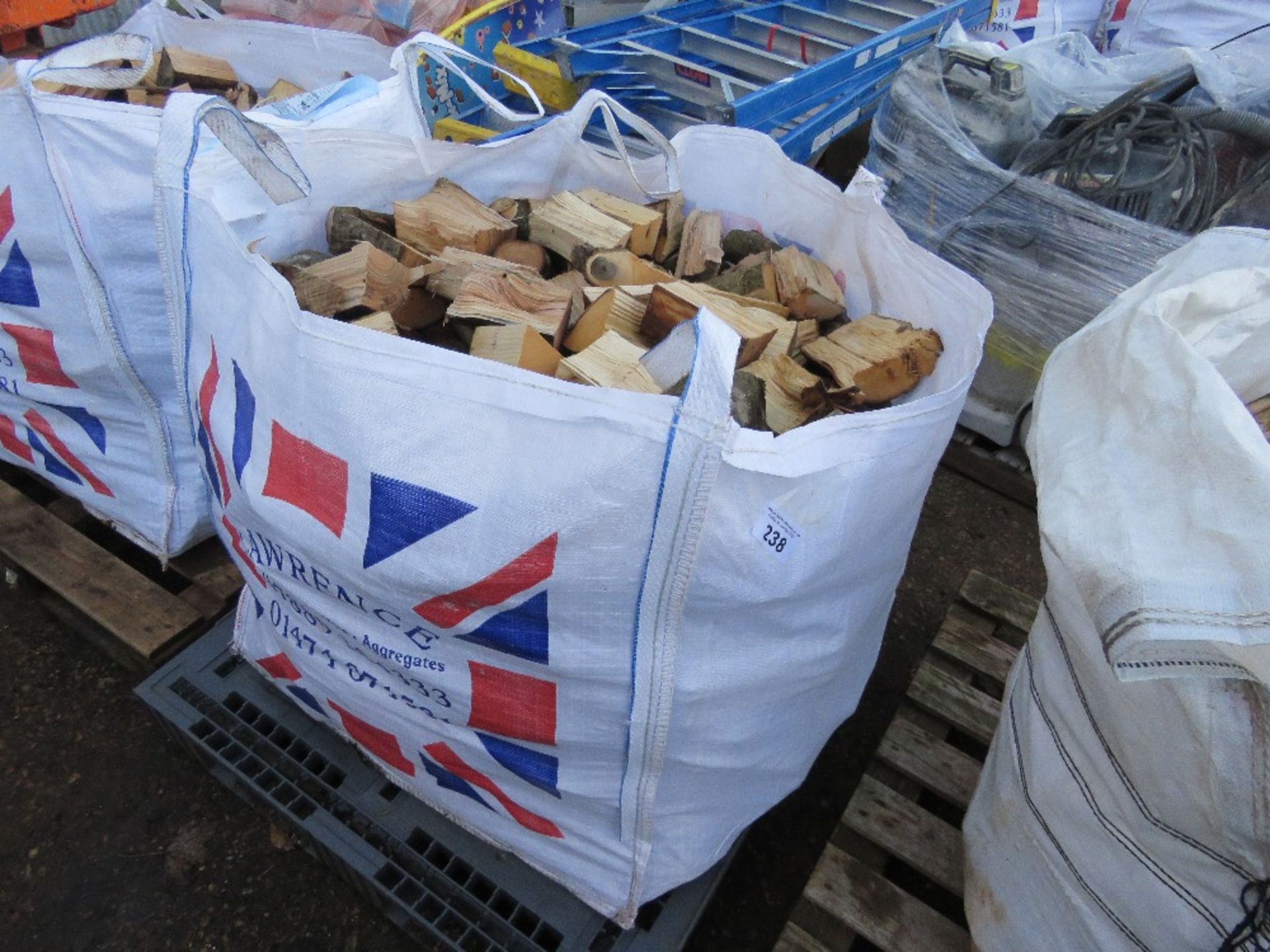 BULK BAG OF HARDWOOD FIRE WOOD LOGS. THIS LOT IS SOLD UNDER THE AUCTIONEERS MARGIN SCHEME, THERE