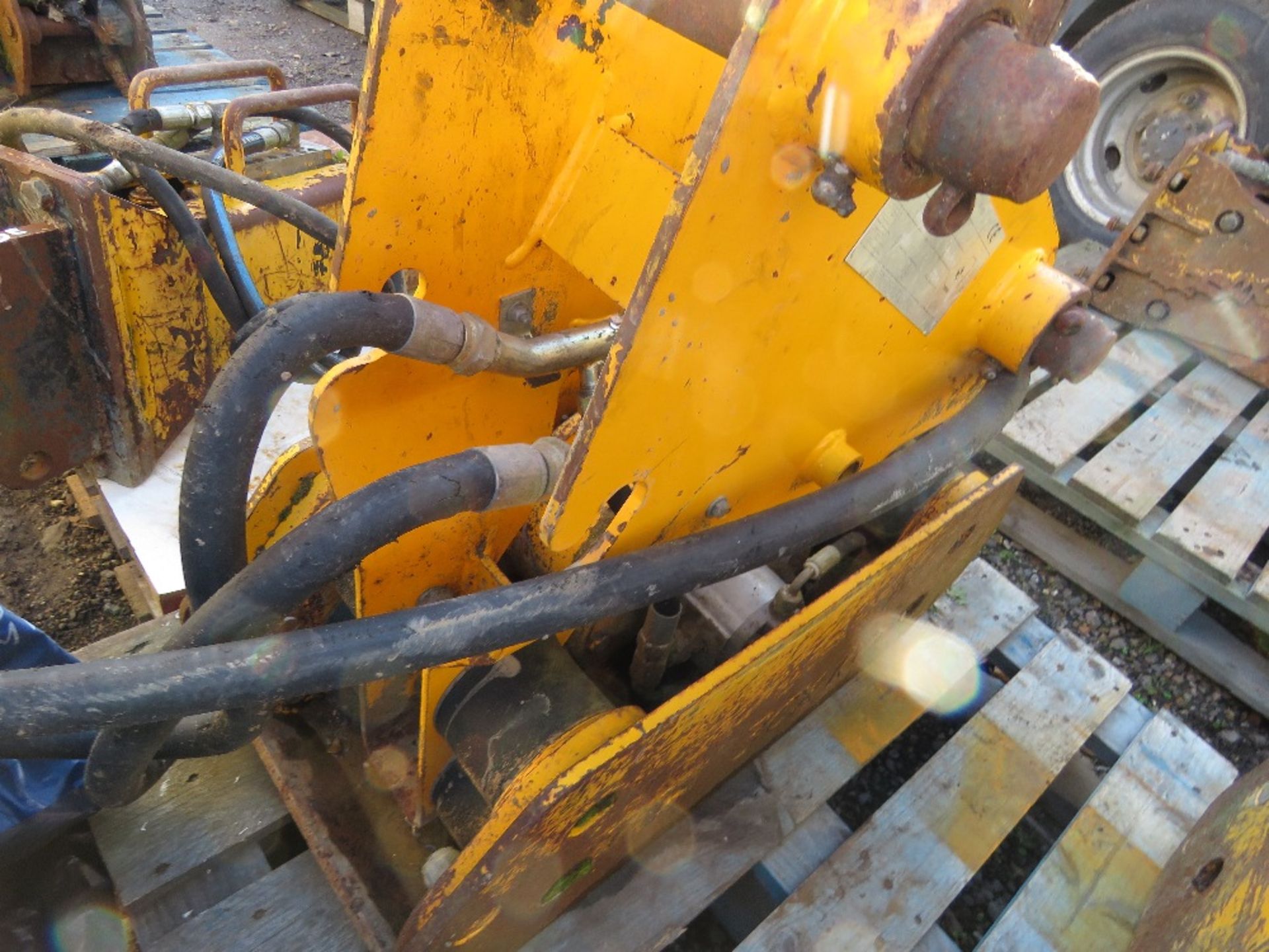 JCB 3CX/4CX EXCAVATOR MOUNTED COMPACTION PLATE HEAD 45MM PINS. PN:JCB3CXRO1. DIRECT FROM LOCAL COMP - Image 4 of 4