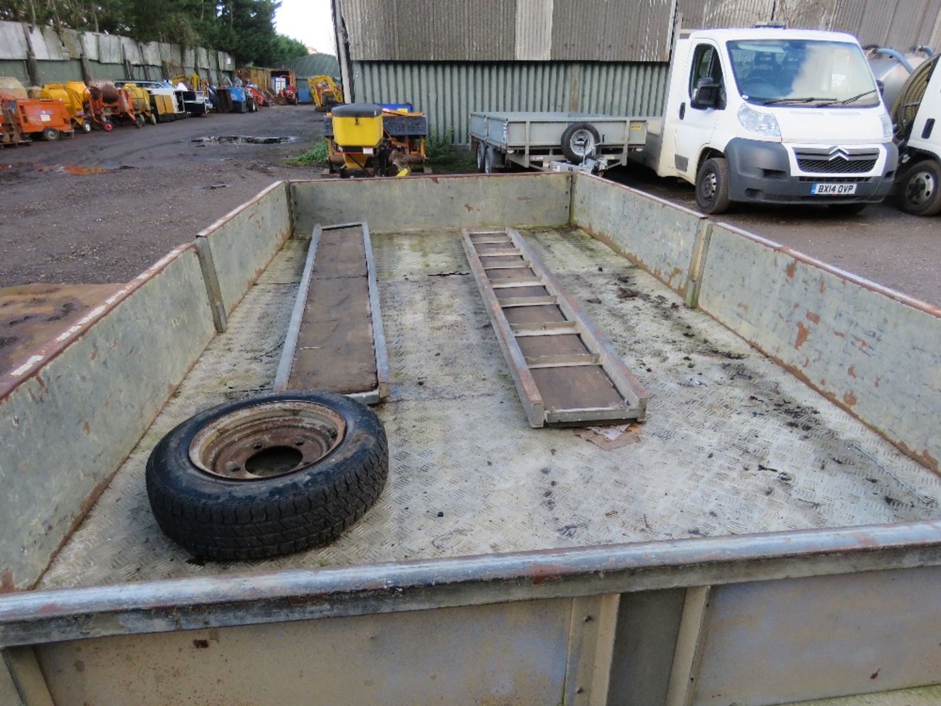 IFOR WILLIAMS TWIN AXLED LM126G PLANT TRAILER WITH SIDES AND RAMPS. SN:122545. (TOWED 100 MILES LOAD - Image 5 of 9