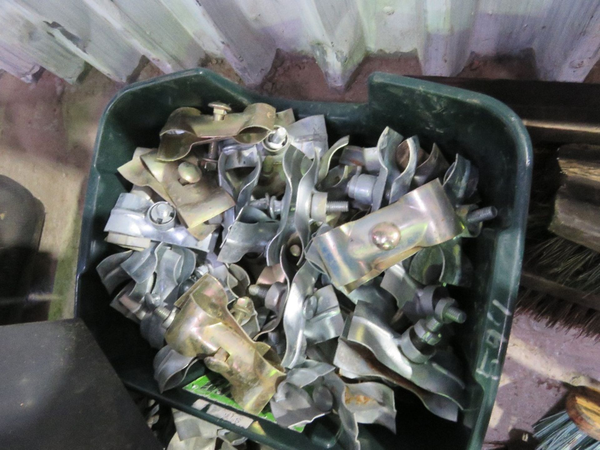 4 X BOXES OF HERAS TYPE FENCE CLIPS. THIS LOT IS SOLD UNDER THE AUCTIONEERS MARGIN SCHEME, THERE - Image 5 of 6
