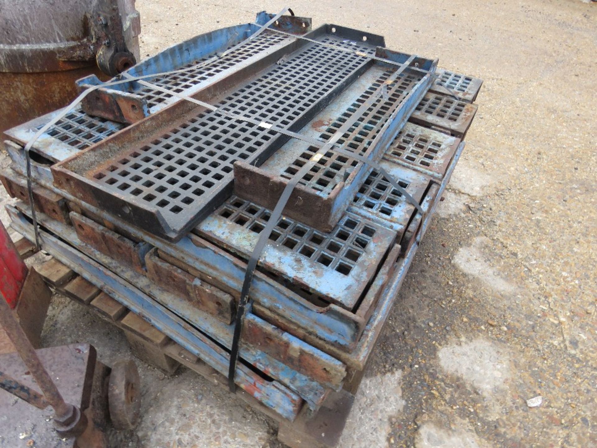 PALLET CONTAINING APPROX. 32 NO. DECORATIVE CAST IRON STEP TREADS, MAINLY 75CM X 19CM APPROX. - Image 3 of 3