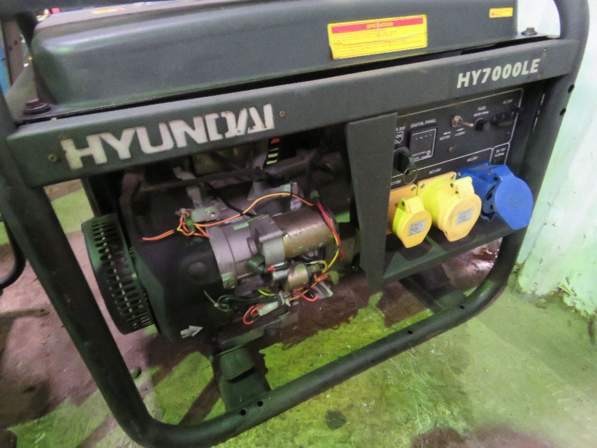 HYUNDAI HY7000LE PETROL DUAL VOLTAGE GENERATOR.