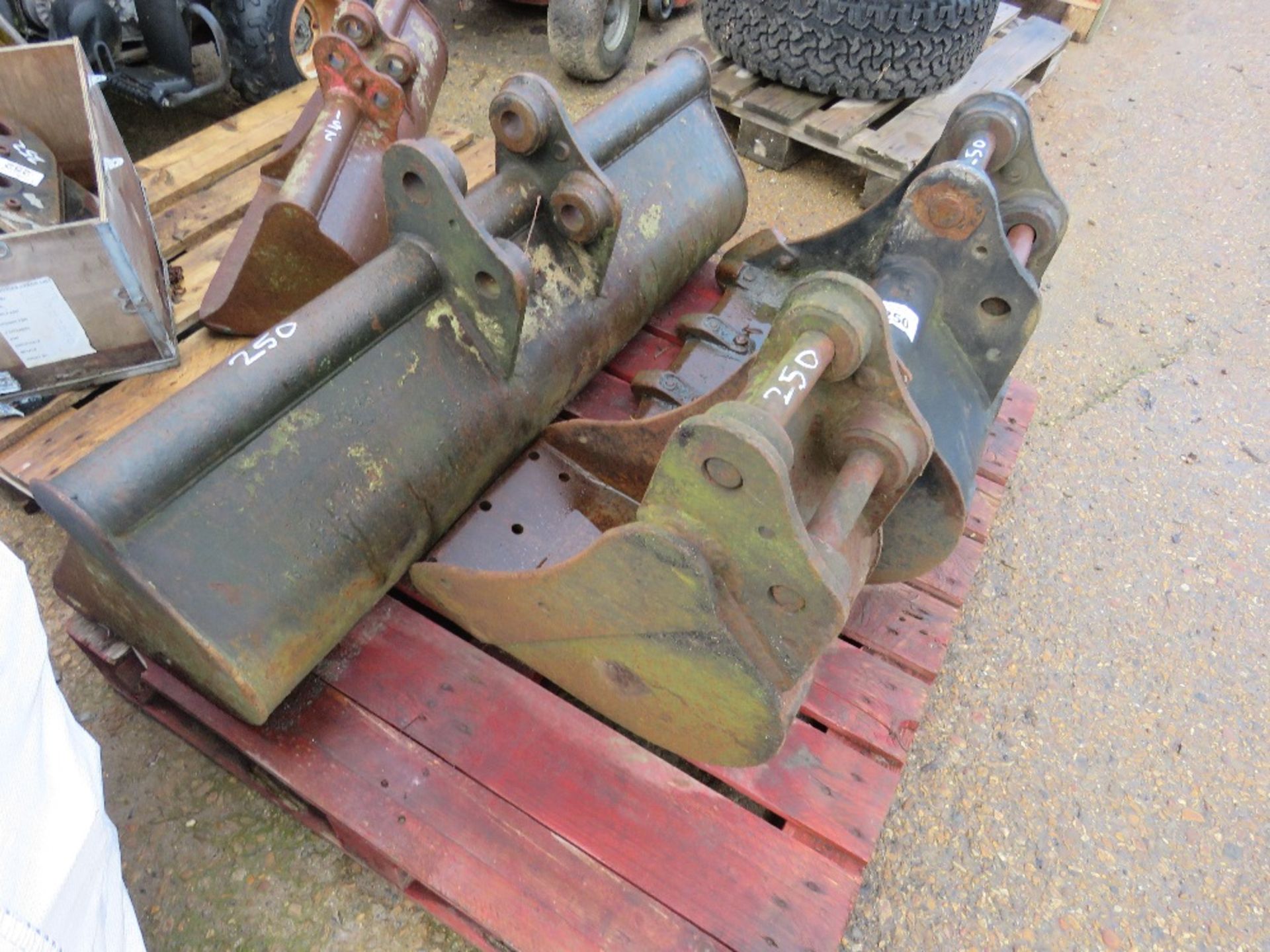 3 X EXCAVATOR BUCKETS ON 35MM PINS. THIS LOT IS SOLD UNDER THE AUCTIONEERS MARGIN SCHEME, THEREF - Image 2 of 4