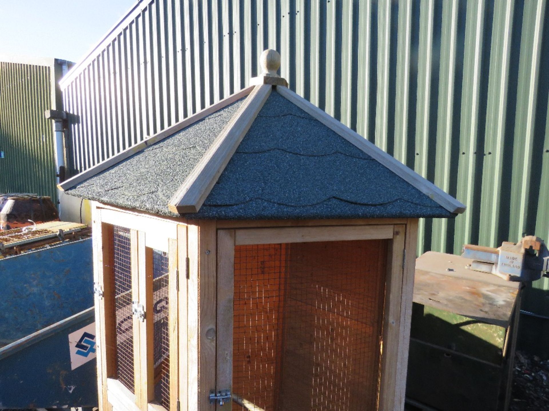 QUALITY BUILD HEXAGONAL BIRD AVARY WITH MESH SIDES. THIS LOT IS SOLD UNDER THE AUCTIONEERS MARGIN - Image 5 of 8