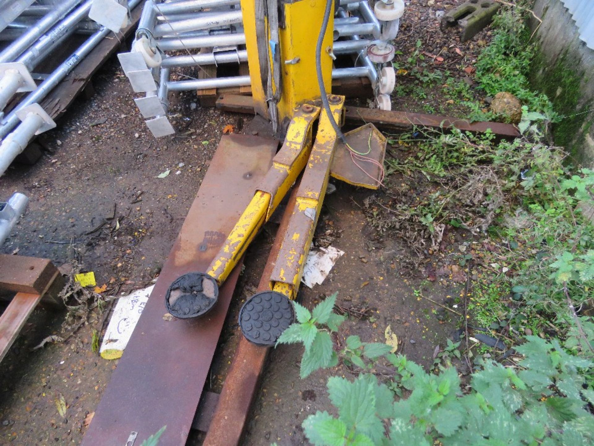 BRADBURY 2.5TONNE 2 POST VEHICLE LIFT UNIT. - Image 4 of 9