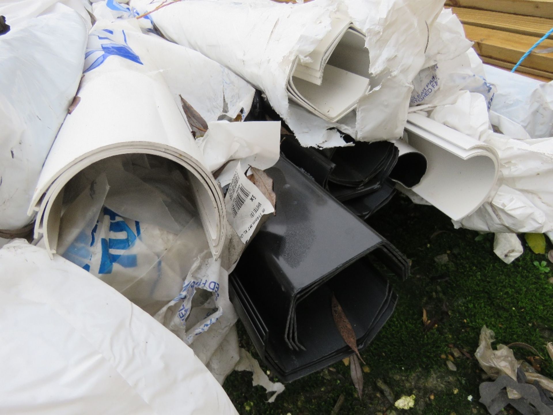 ASSORTED LONG LENGTH PLASTIC GUTTERING ITEMS. THIS LOT IS SOLD UNDER THE AUCTIONEERS MARGIN SCHEM - Image 3 of 10