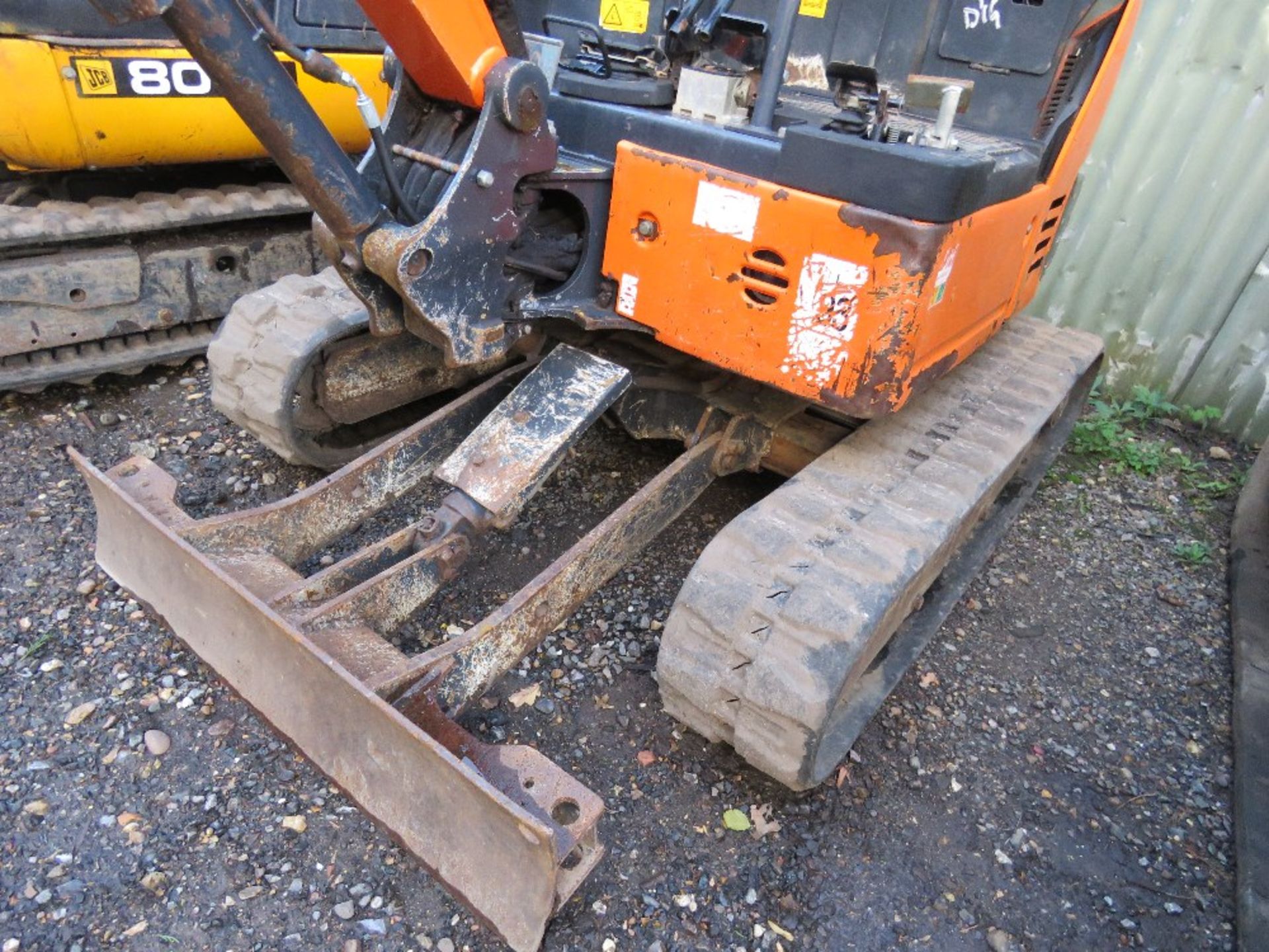 HITACHI ZAXIS 19U RUBBER TRACKED MINI EXCAVATOR, YEAR 2017 BUILD, WITH 2 BUCKETS, 2822 RECORDED HOUR - Image 7 of 13