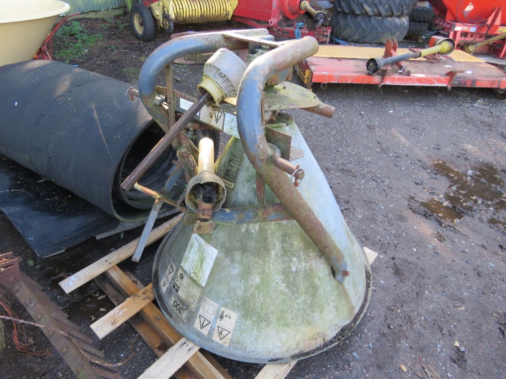 WESSEX 300 SMALL SIZED FERTILISER SPREADER. THIS LOT IS SOLD UNDER THE AUCTIONEERS MARGIN SCHEME - Image 2 of 4