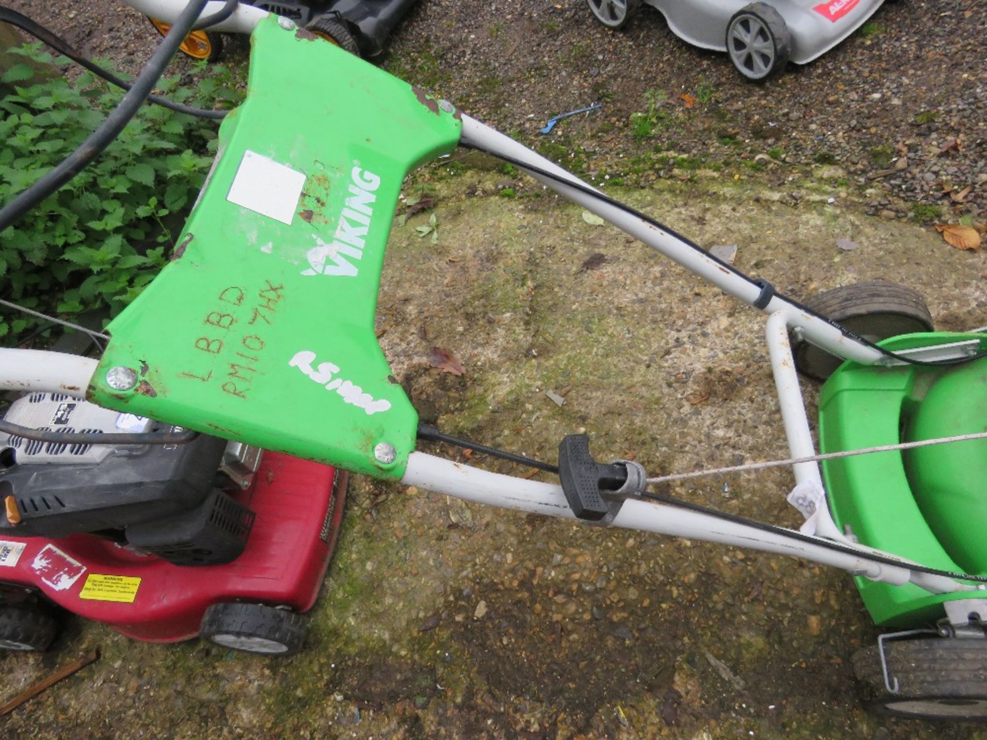 VIKING PROFESSIONAL LAWNMOWER. THIS LOT IS SOLD UNDER THE AUCTIONEERS MARGIN SCHEME, THEREFORE NO - Image 4 of 4