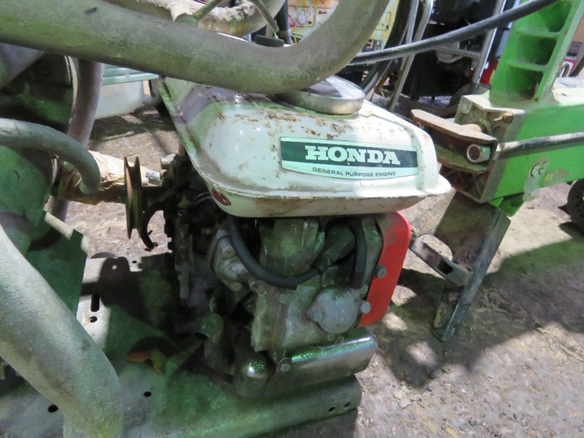 HONDA ENGINE AND 2 X AIRLESS SPRAYERS. THIS LOT IS SOLD UNDER THE AUCTIONEERS MARGIN SCHEME, THER - Image 6 of 6