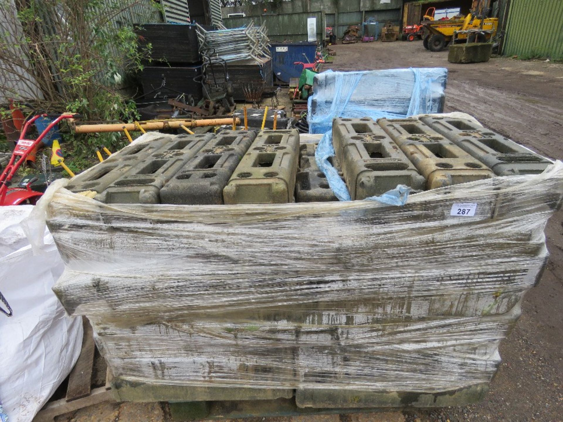 LARGE PALLET OF HERAS TYPE TEMPORARY FENCE BASES/BLOCKS. THIS LOT IS SOLD UNDER THE AUCTIONEERS M - Image 2 of 4