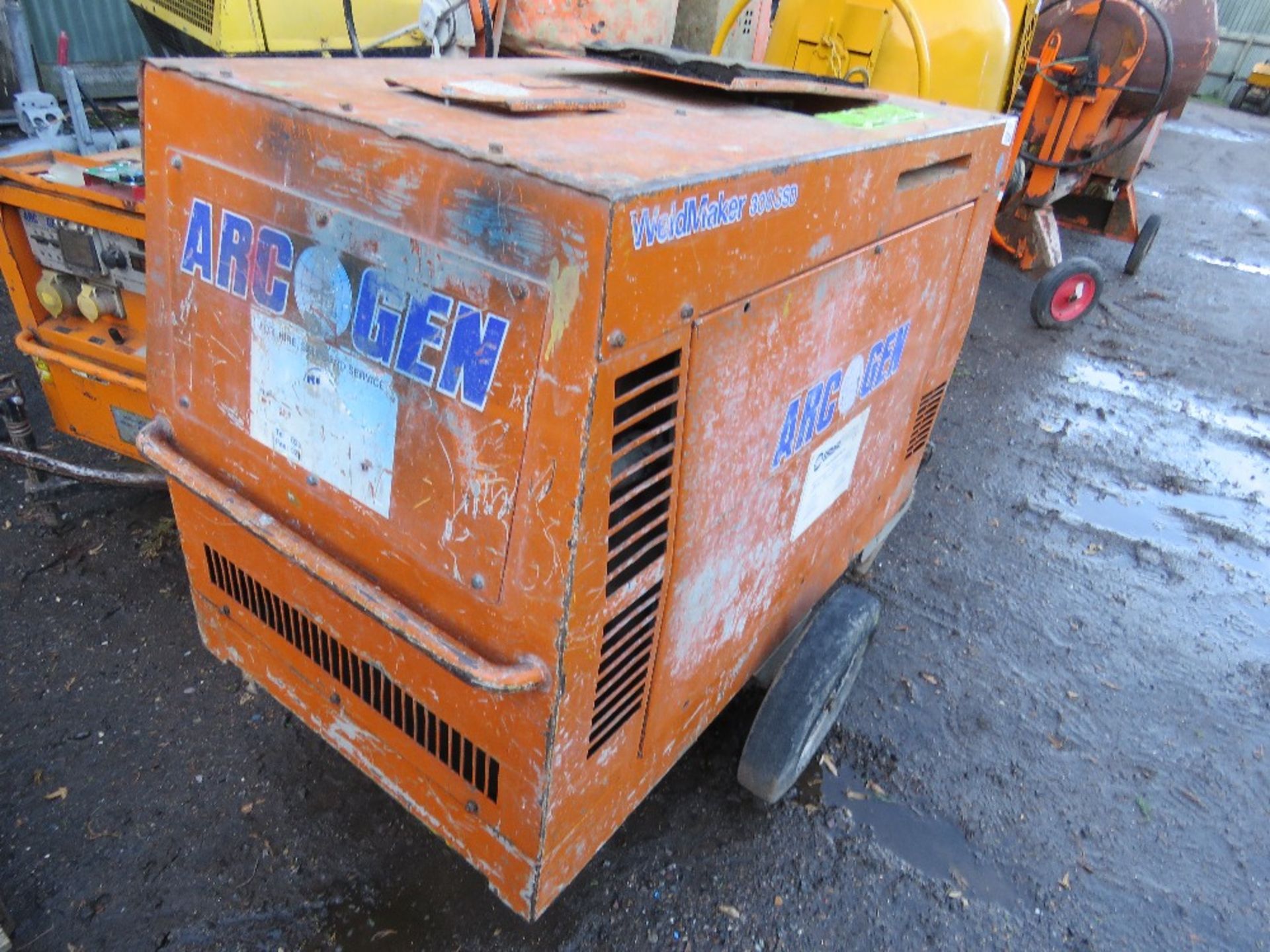 ARCGEN WELDMAKER 300 SSD WELDER GENERATOR. WHEN TESTED WAS SEEN TO RUN AND SHOWED OUTPUT ON 110V, WE - Image 4 of 7