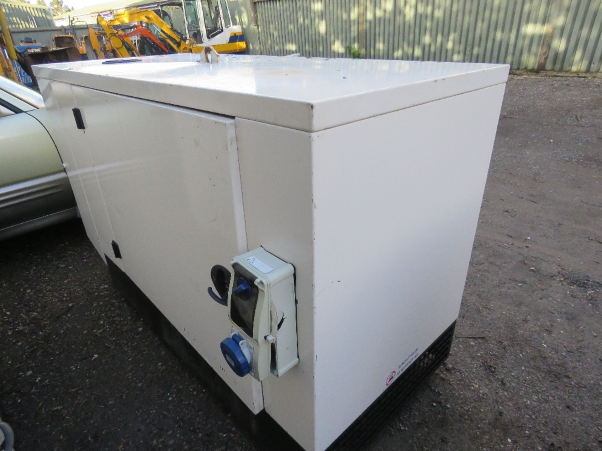 JCB 11KVA SKID MOUNTED SILENCED GENERATOR, SINGLE PHASE 240V OUTPUT, 2016 BUILD. SOURCED FROM MAJOR - Image 7 of 7