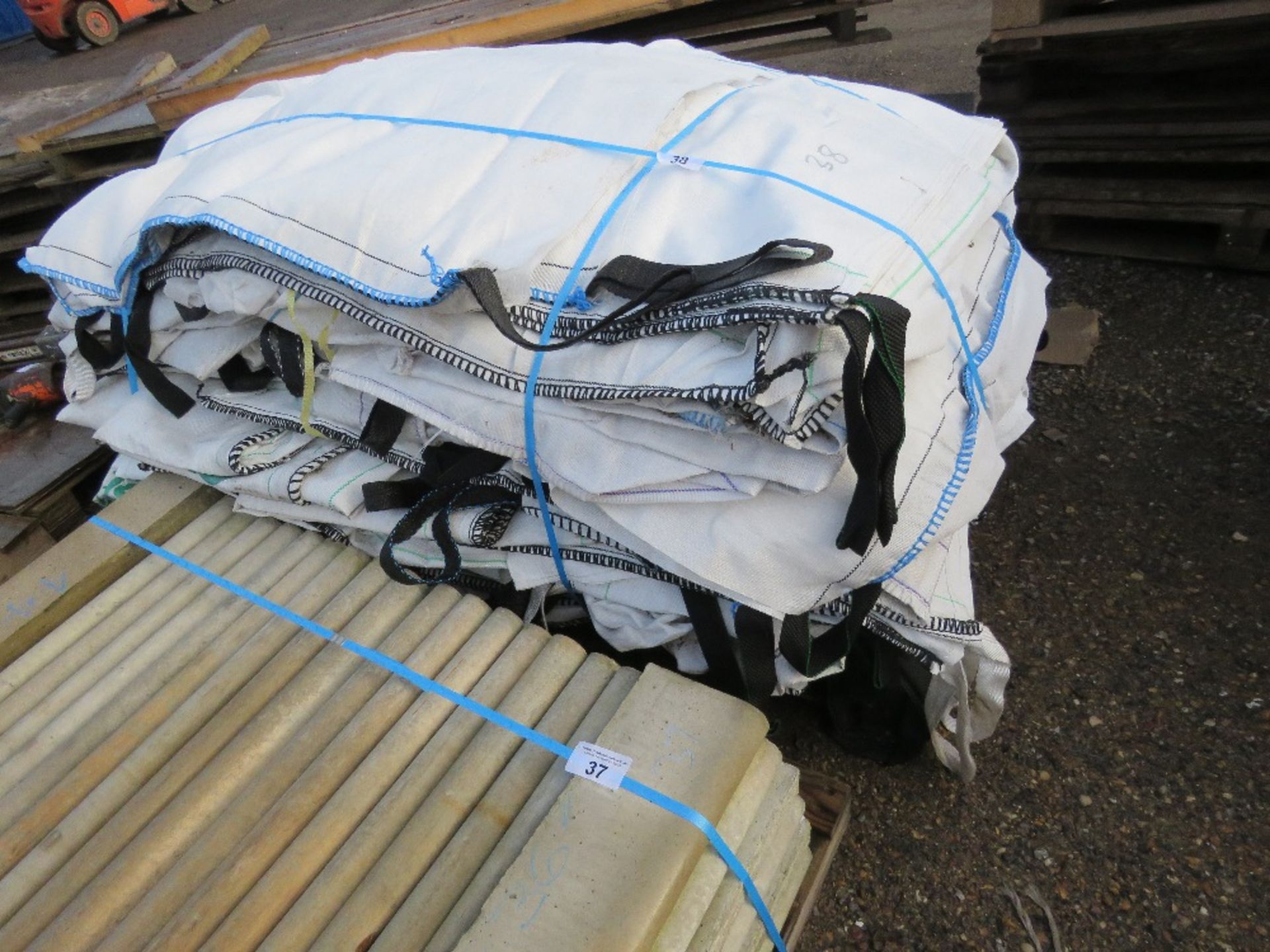 PALLET CONTAINING APPROX. 75 NO. LARGE BULK BAGS, 2 METRE CUBE CAPACITY. - Image 2 of 4