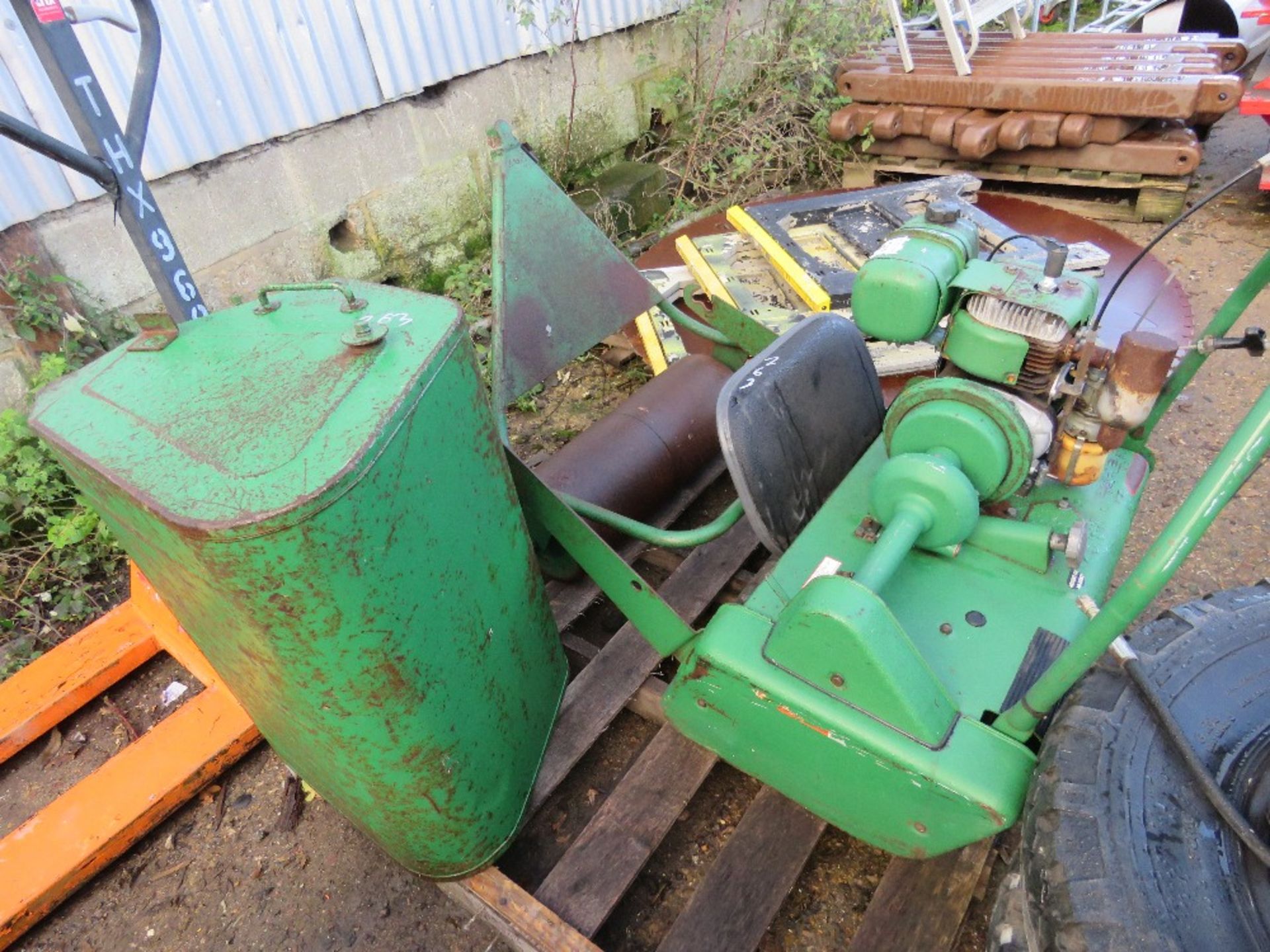 RANSOMES CYLINDER MOWER PLUS ROLLER SEAT AND BOX. THIS LOT IS SOLD UNDER THE AUCTIONEERS MARGIN S - Image 4 of 4