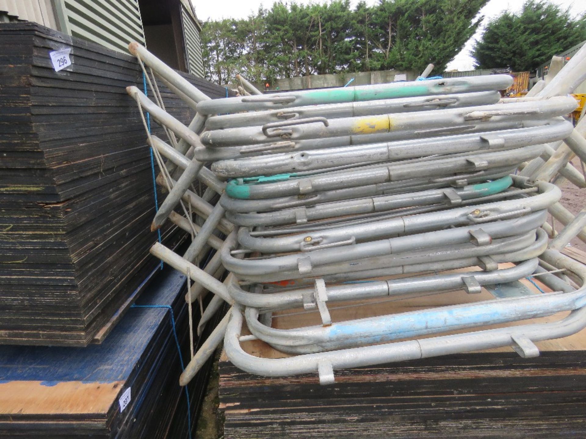 BUNDLE OF 19NO METAL CROWD BARRIERS. THIS LOT IS SOLD UNDER THE AUCTIONEERS MARGIN SCHEME, THEREF - Image 2 of 4