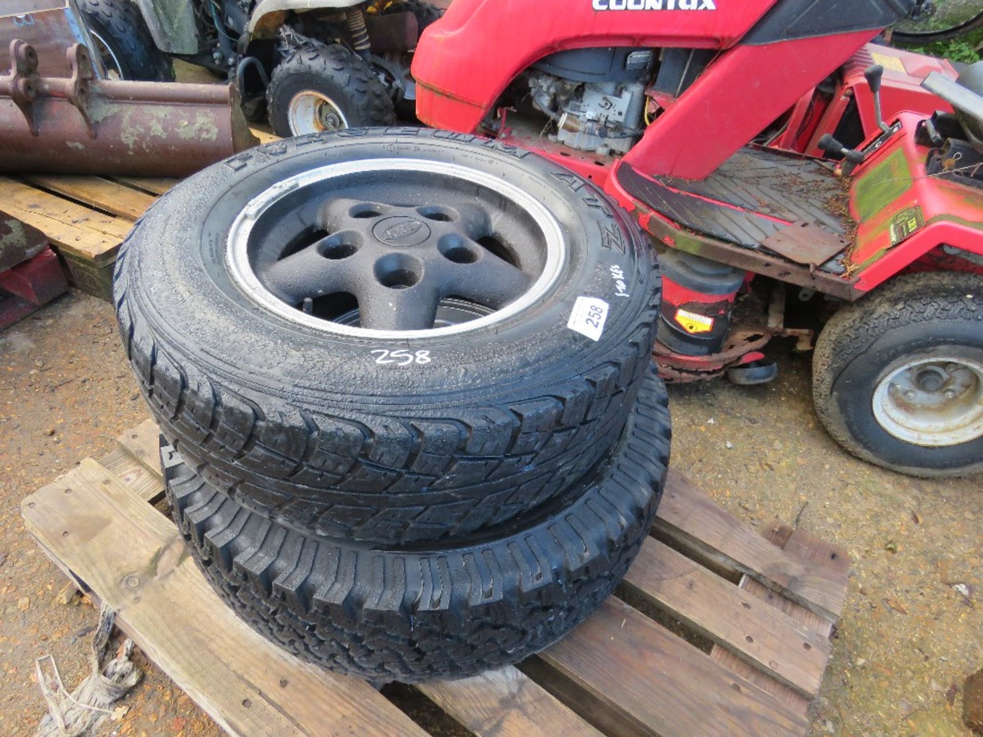 2 X LANDROVER DISCOVERY ALLOY WHEELS AND TYRES. THIS LOT IS SOLD UNDER THE AUCTIONEERS MARGIN SCH
