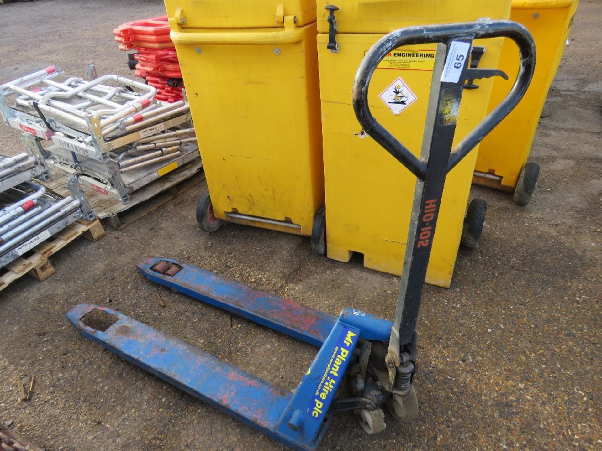 HYDRAULIC PALLET TRUCK.