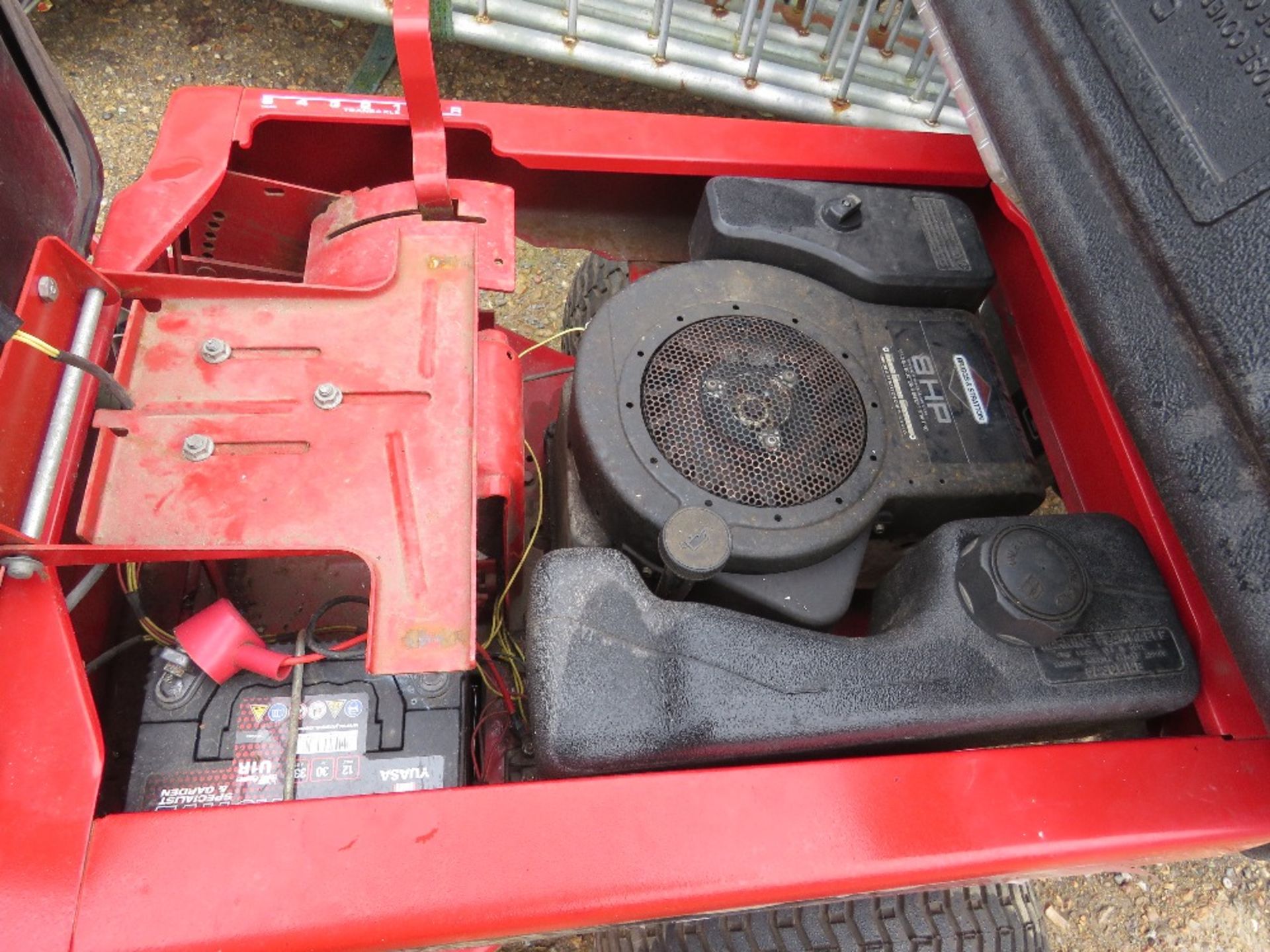 MURRAY 80/76 RIDE ON MOWER WITH COLLECTOR. THIS LOT IS SOLD UNDER THE AUCTIONEERS MARGIN SCHEME, - Image 4 of 5