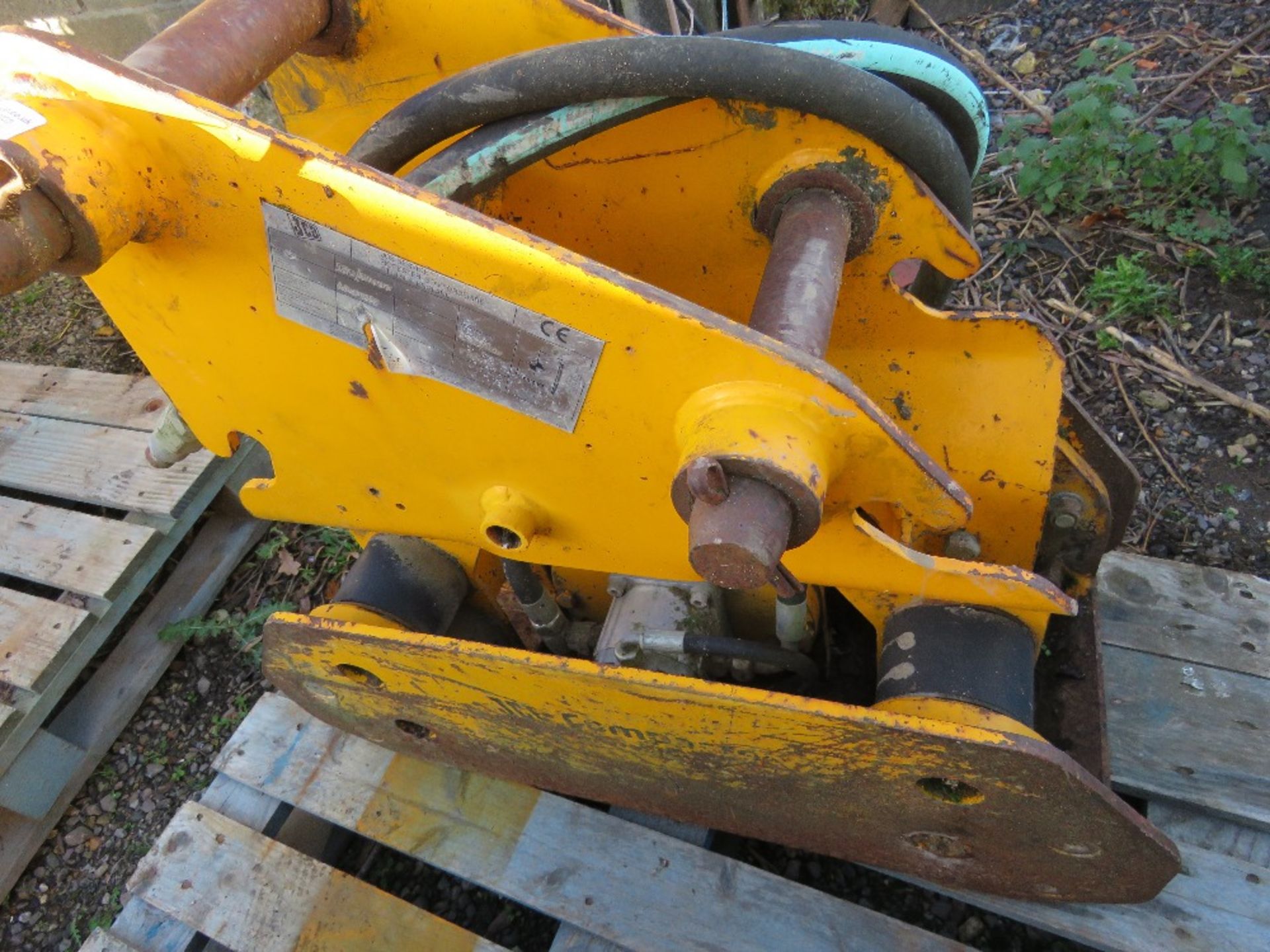 JCB 3CX/4CX EXCAVATOR MOUNTED COMPACTION PLATE HEAD 45MM PINS. DIRECT FROM LOCAL COMPANY AS PART OF - Image 2 of 4