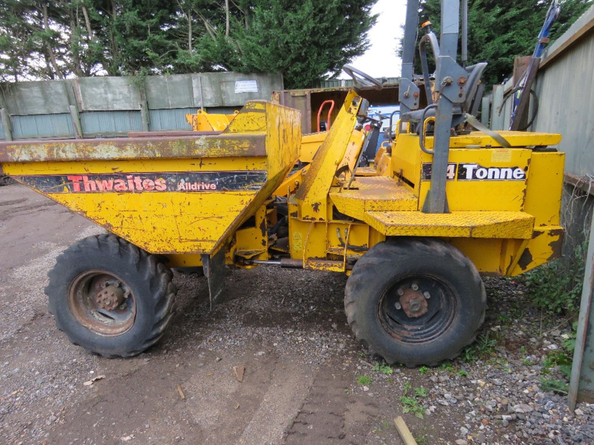 THWAITES 4 TONNE DIESEL ENGINED DUMPER. YEAR 2000 BUILD. 1725 REC. HOURS, PERKINS ENGINE. WHEN TESTE - Image 4 of 7