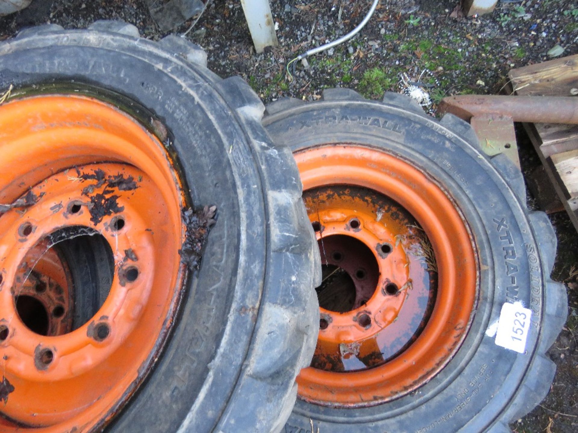 5NO SKID STEER LOADER WHEELS AND TYRES 10-16.5 SIZE. DIRECT FROM LOCAL SMALLHOLDING. THIS LOT IS - Image 4 of 5