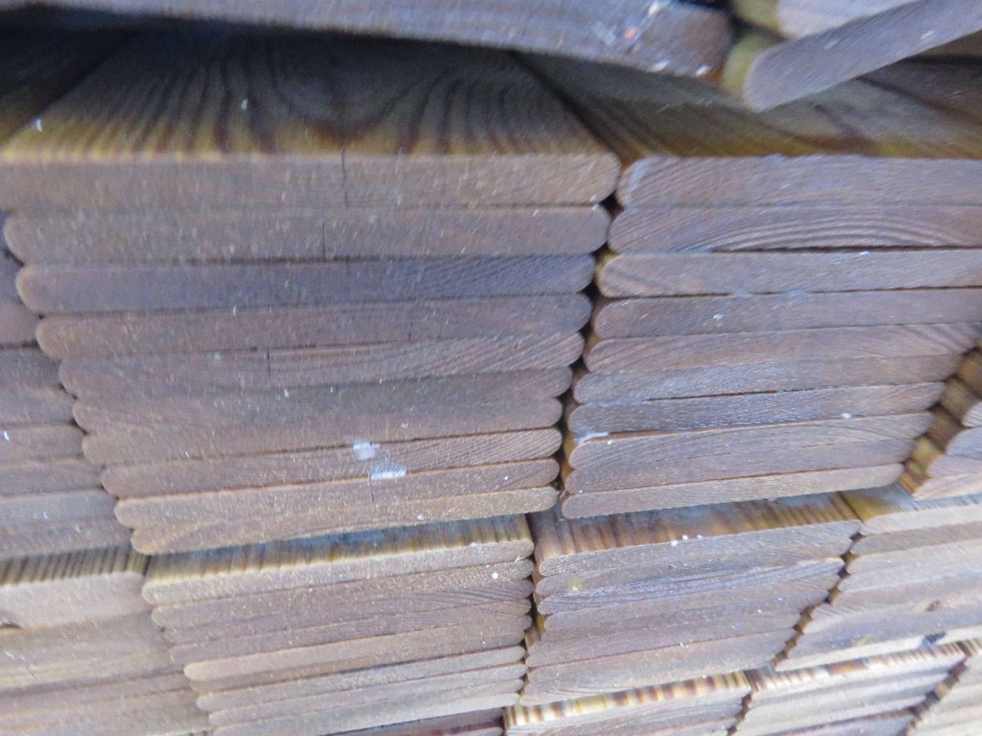 PALLET OF HIT AND MISS TREATED TIMBER. THIS LOT IS SOLD UNDER THE AUCTIONEERS MARGIN SCHEME, THE - Image 3 of 3