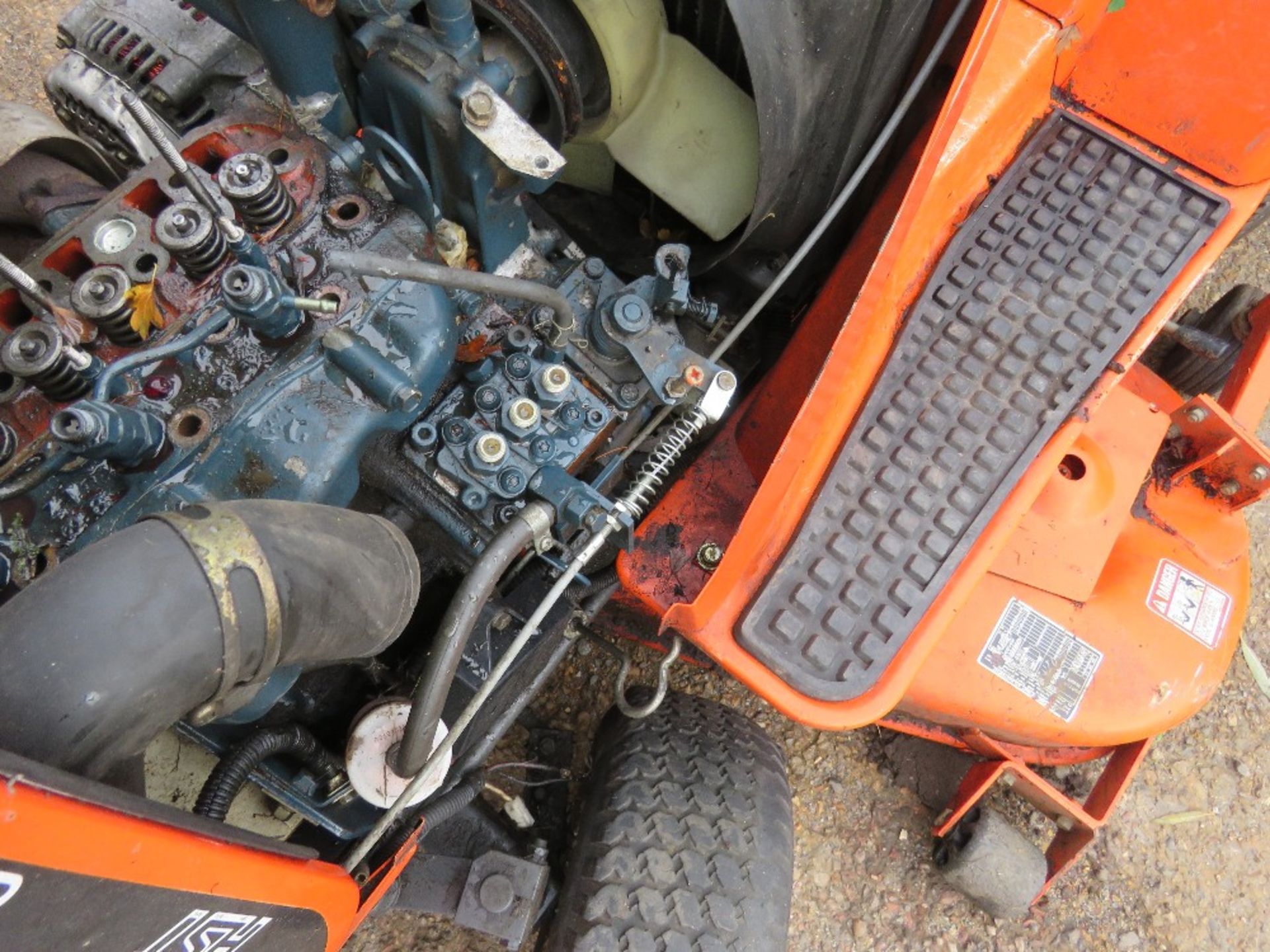 KUBOTA G1700 HST DIESEL RIDE ON MOWER. ENGINE PARTLY STRIPPED, AS SHOWN, SOLD AS UNTESTED/SPARES/REP - Image 8 of 8