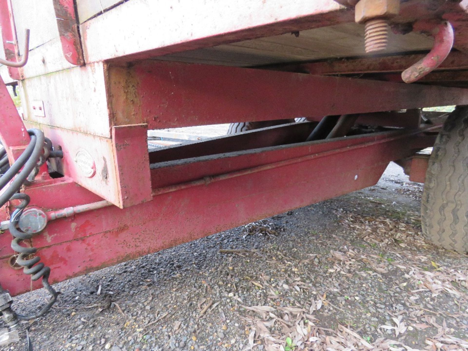 TRACTOR TOWED TWIN AXLED PETTIT GRAIN TIPPING TRAILER, 6 TONNE CAPACITY APPROX. DIRECT FROM LOCAL FA - Image 9 of 10