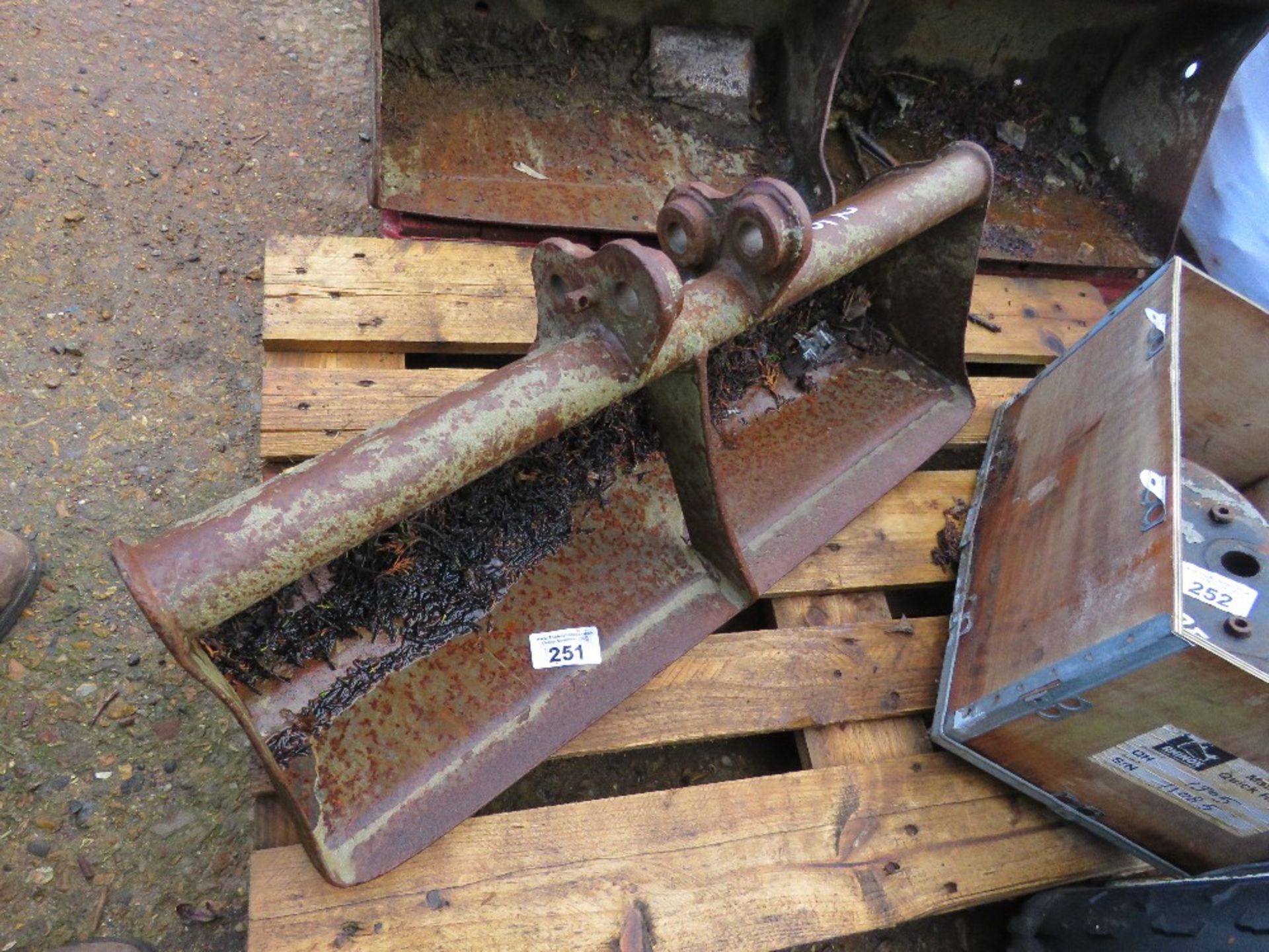 1 X EXCAVATOR GRADING BUCKET ON 25MM PINS.