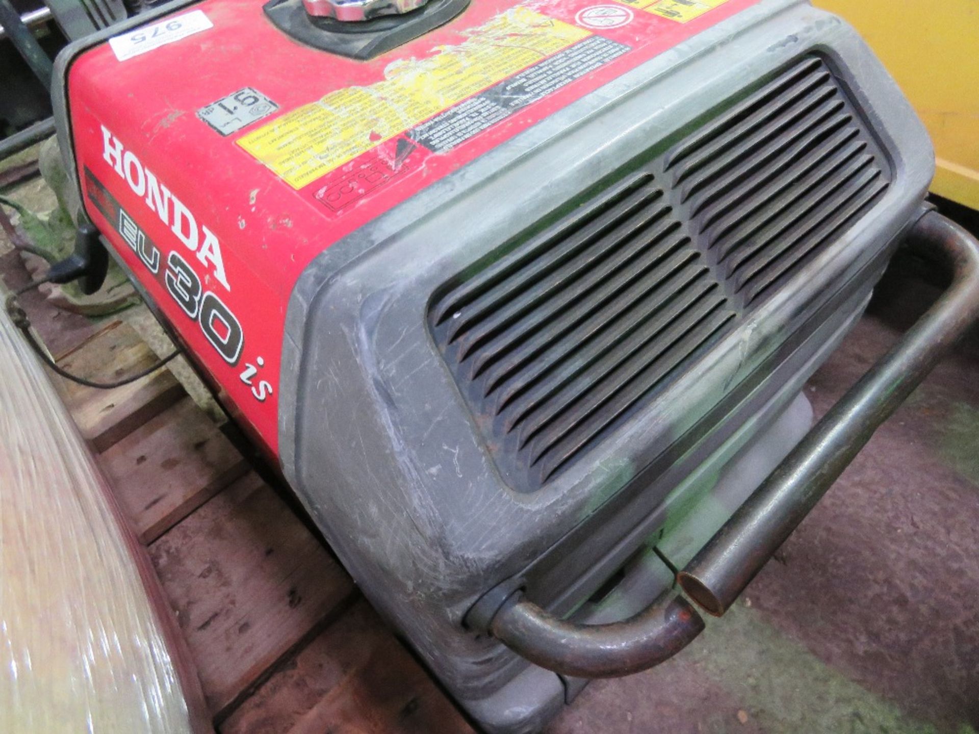 HONDA EU30is CAMPING GENERATOR, CONDITION UNKNOWN. THIS LOT IS SOLD UNDER THE AUCTIONEERS MARGIN - Image 3 of 4