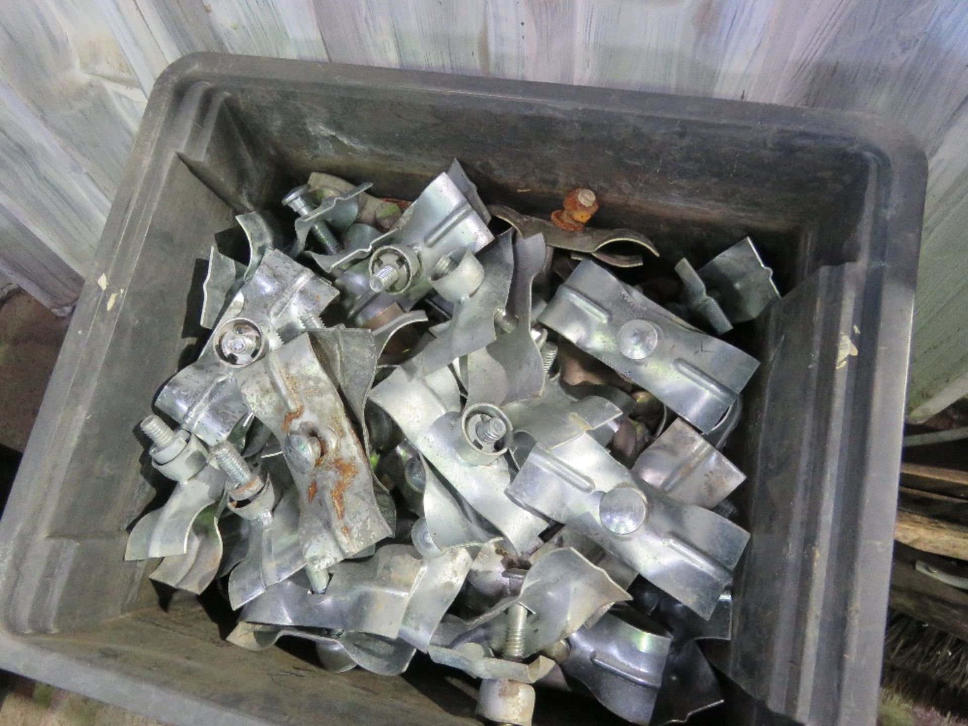 4 X BOXES OF HERAS TYPE FENCE CLIPS. THIS LOT IS SOLD UNDER THE AUCTIONEERS MARGIN SCHEME, THERE - Image 2 of 6