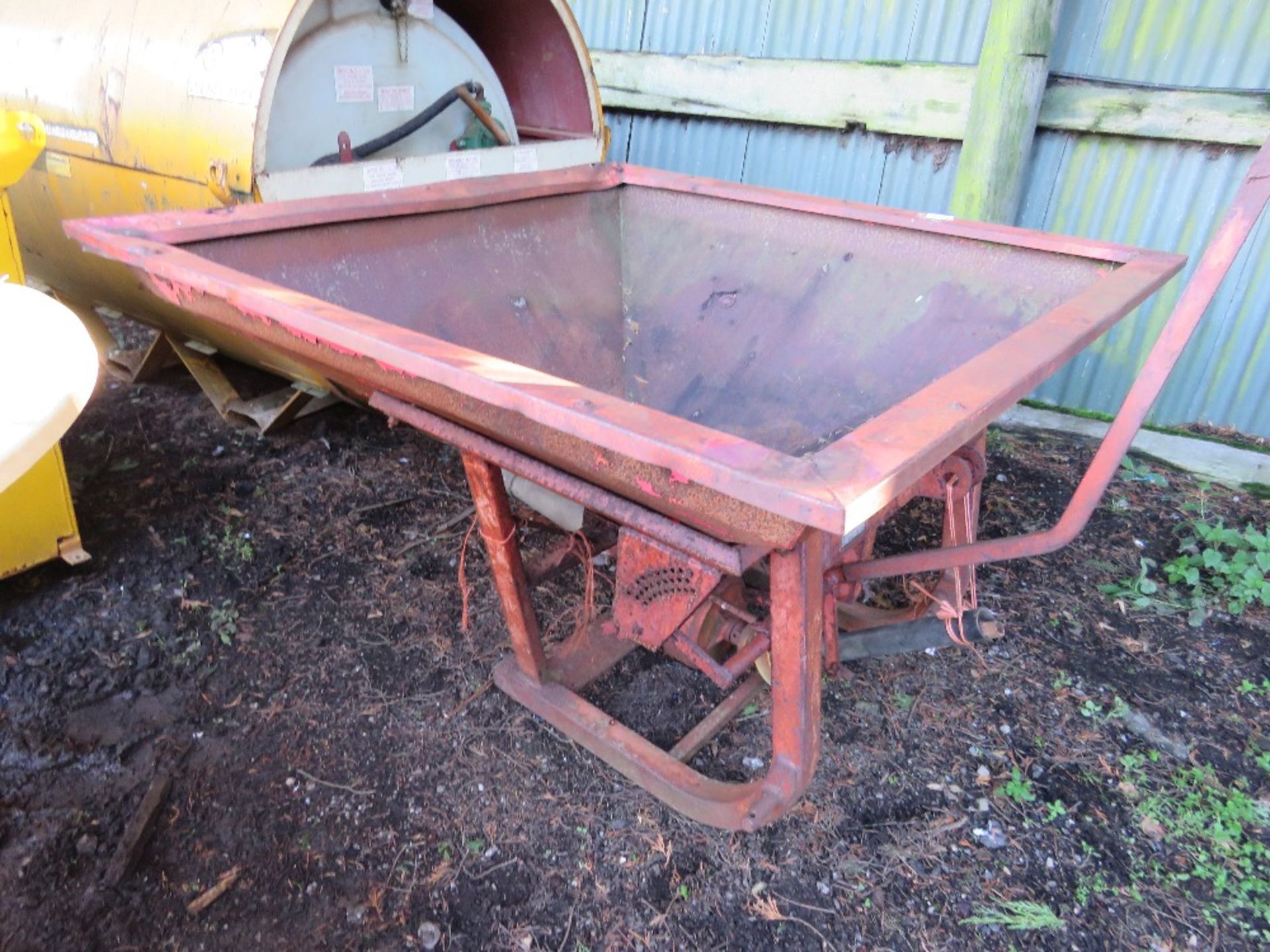 TRACTOR MOUNTED FERTILISER SPREADER. THIS LOT IS SOLD UNDER THE AUCTIONEERS MARGIN SCHEME, THEREF - Image 2 of 5