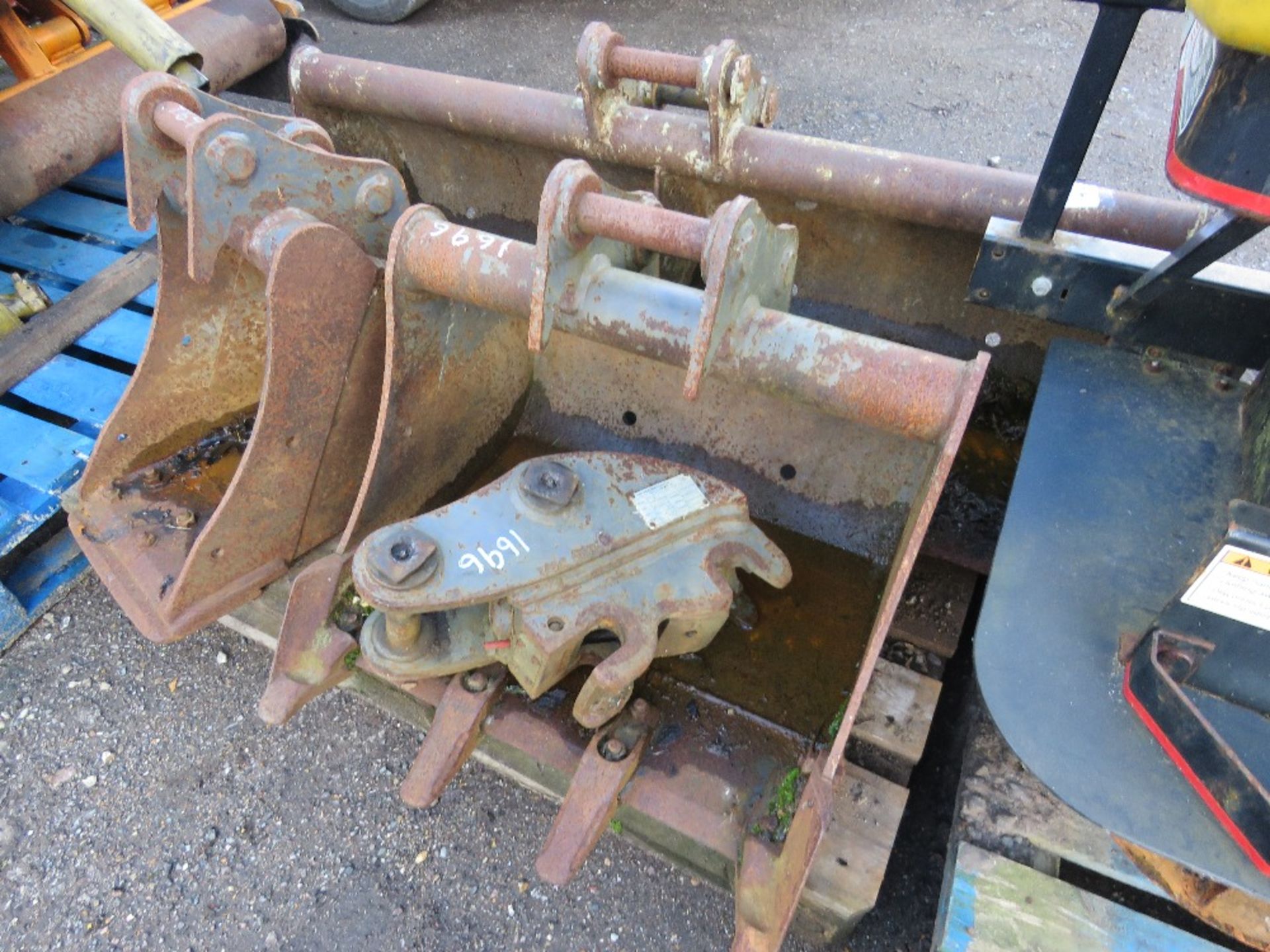 SET OF 3NO VOLVO EC27 EXCAVATOR BUCKETS WITH A MANUAL QUICK HITCH. LITTLE SIGNS OF USEAGE??