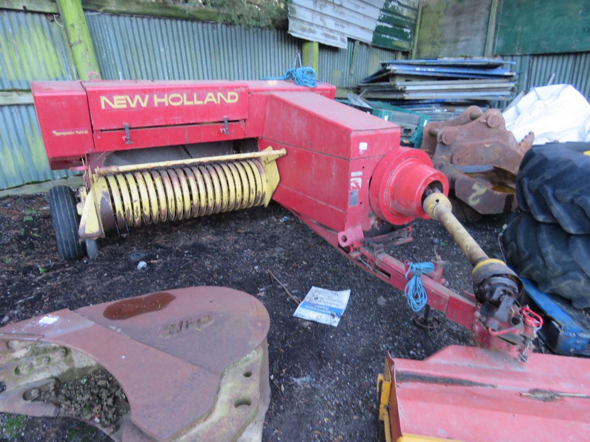 NEW HOLLAND SUPER HAYLINER 276 CONVENTIONAL BALER. ALSO COMES WITH A FLAT 8 BALE SLEDGE INCLUDED IF
