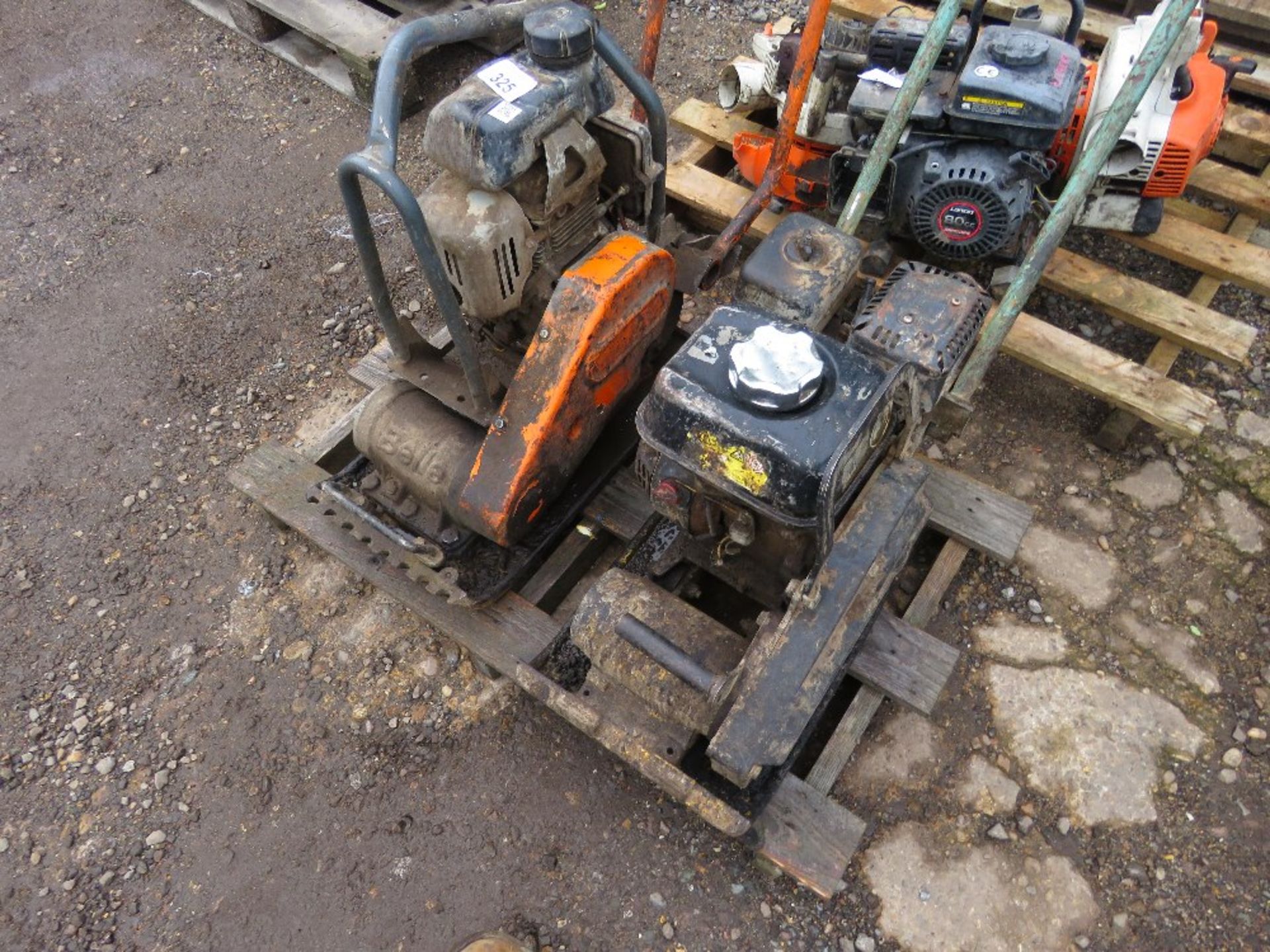 2 X PETROL ENGINED COMPACTION PLATES. THIS LOT IS SOLD UNDER THE AUCTIONEERS MARGIN SCHEME, THERE - Image 2 of 3