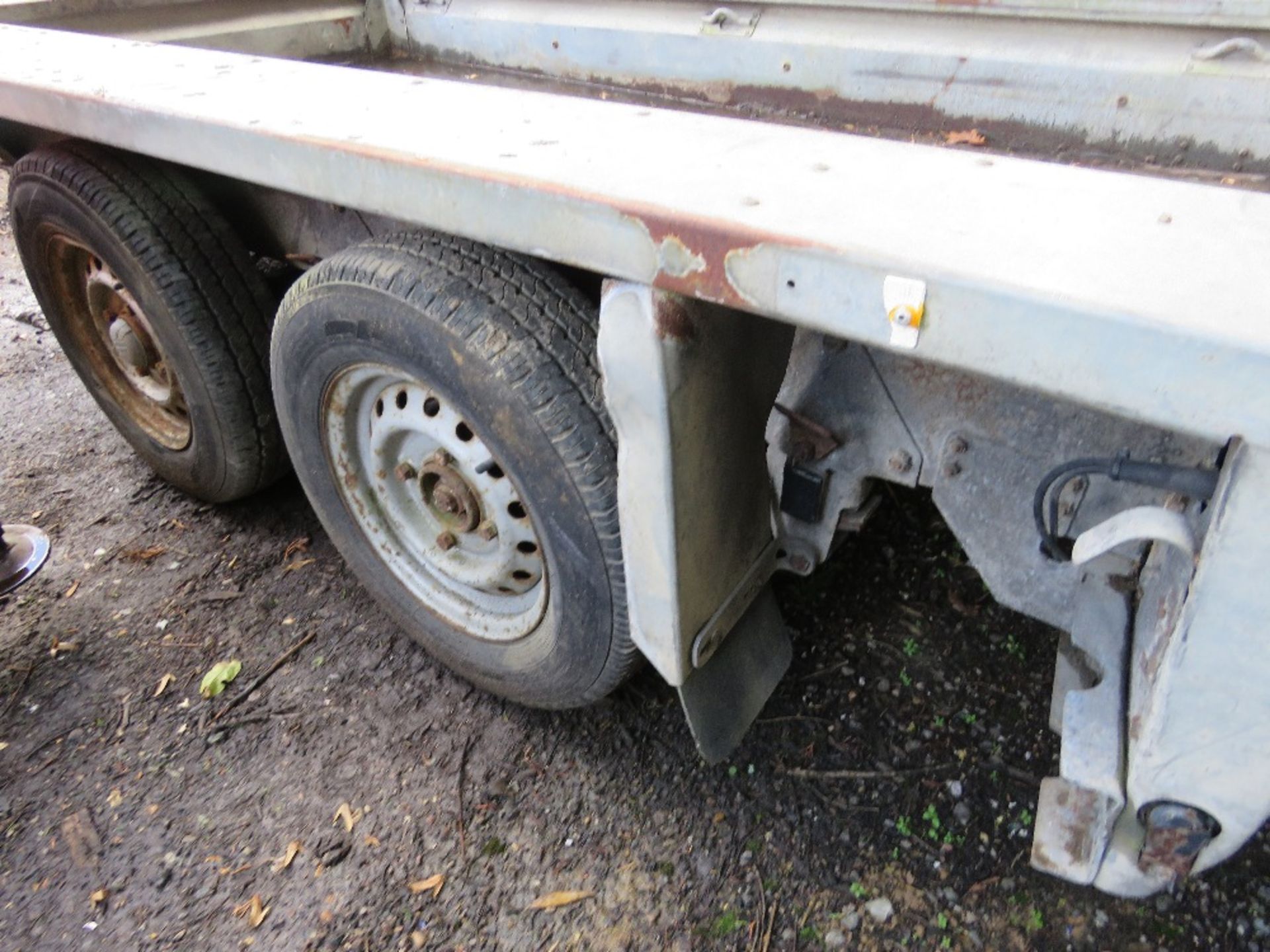 IFOR WILLIAMS GX84 2.7 TONNE RATED PLANT TRAILER ON BALL HITCH COUPLING. SN: SCKD00000G0684669. DIRE - Image 8 of 11