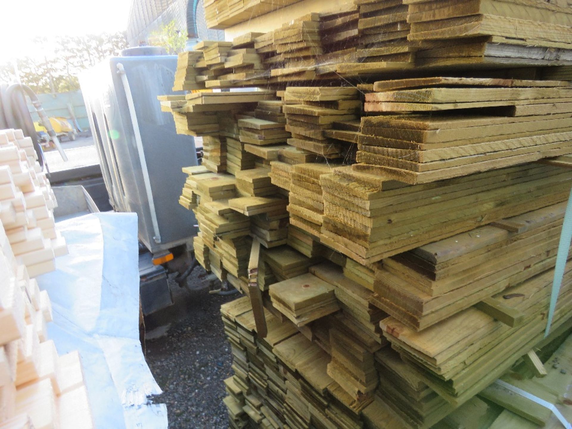 LARGE PACK OF TREATED FEATHER EDGE TIMBER CLADDING BOARDS: 1.4-1.8M LENGTH X 100MM WIDTH APPROX. - Image 2 of 3