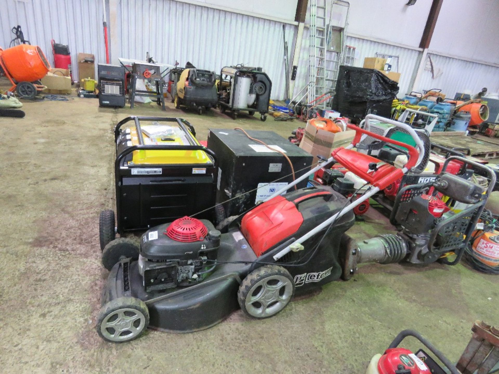 HONDA MOWER COMPLETE WITH COLLECTOR. - Image 3 of 3