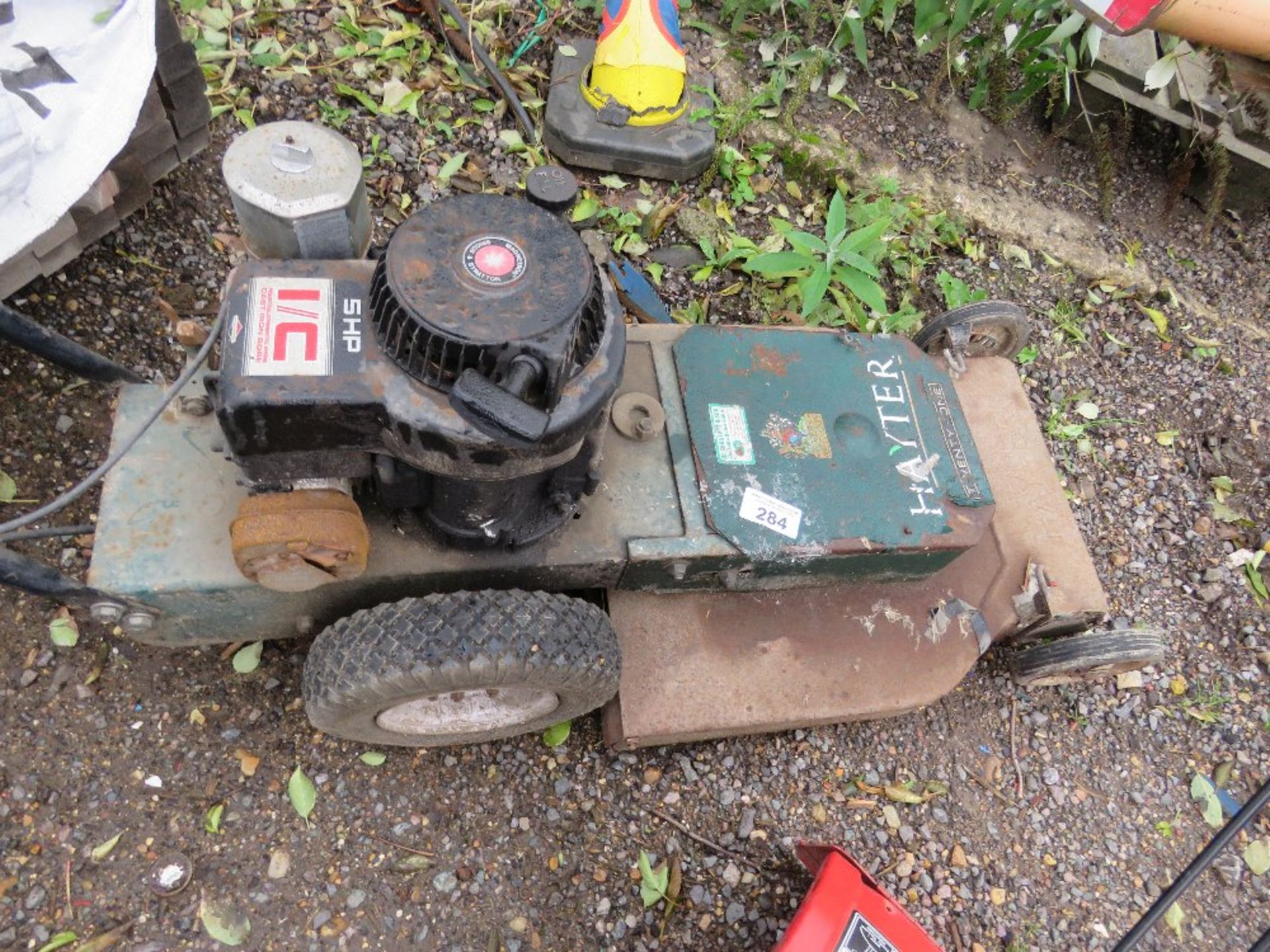 HAYTER 21 ROUGH CUT MOWER. THIS LOT IS SOLD UNDER THE AUCTIONEERS MARGIN SCHEME, THEREFORE NO VA - Image 2 of 4