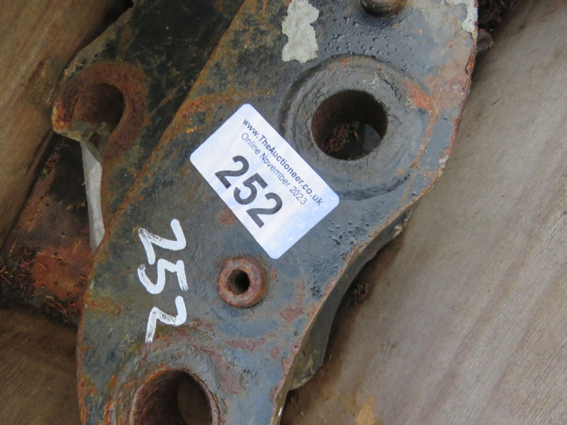 MANUAL EXCAVATOR QUICK HITCH ON 30MM PINS. THIS LOT IS SOLD UNDER THE AUCTIONEERS MARGIN SCHEME, - Image 3 of 3