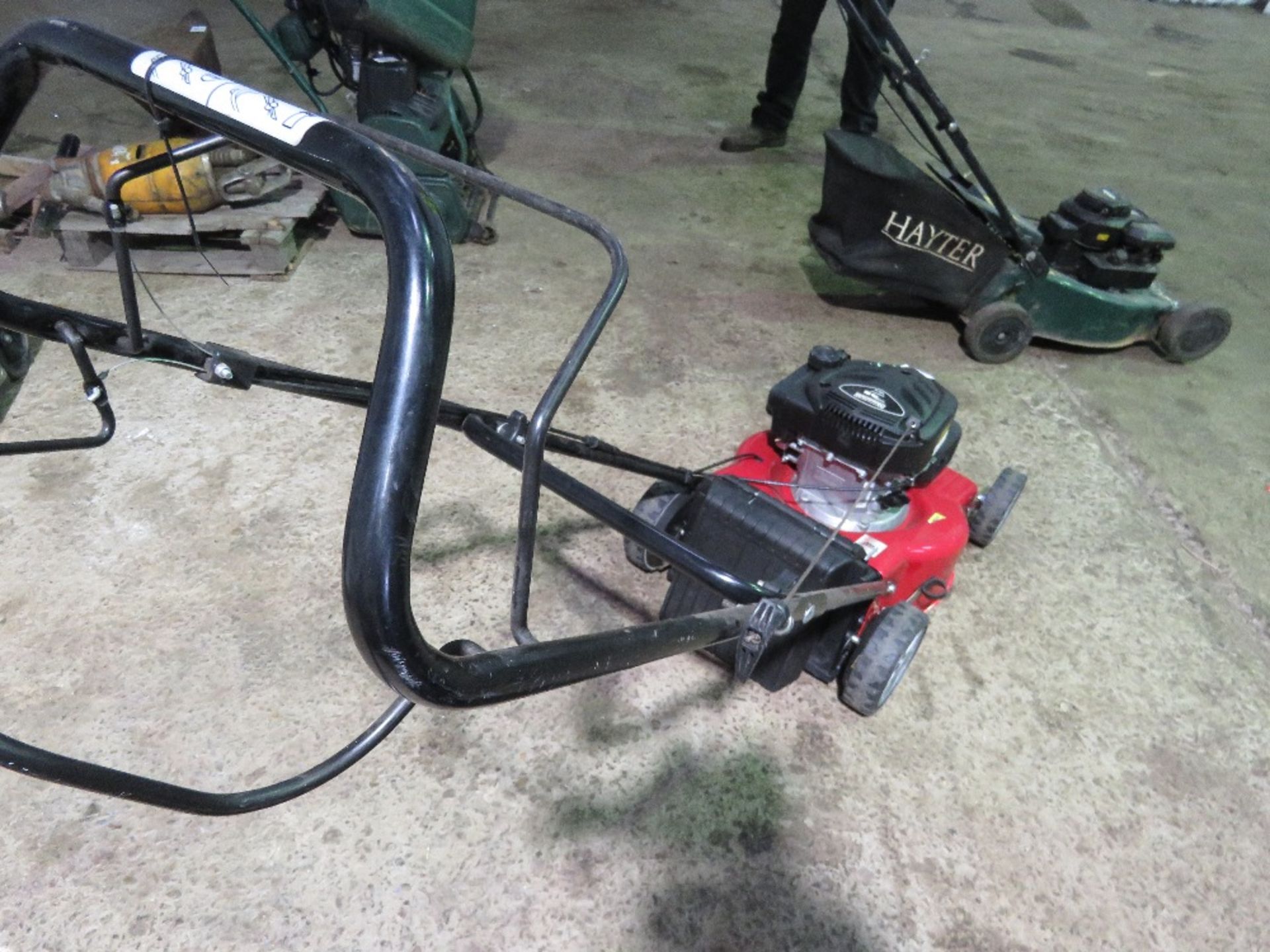 MOUNTFIELD MOWER NO BAG. THIS LOT IS SOLD UNDER THE AUCTIONEERS MARGIN SCHEME, THEREFORE NO VAT - Image 2 of 3