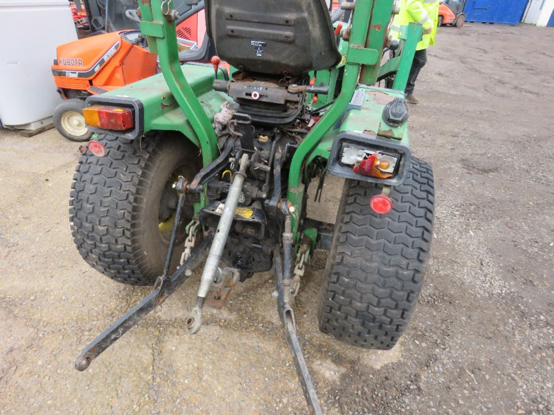 JOHN DEERE 855 4WD COMPACT TRACTOR WITH FOREND LOADER. WHEN TESTED WAS SEEN TO TURN OVER BUT NOT STA - Image 4 of 8