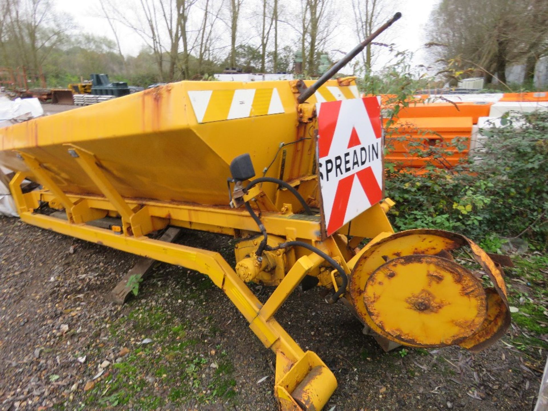 GRITTER BODY ON HL5 FRAME, 10FT LENGTH APPROX. SUITABLE FOR 7.5 TONNE HOOK LOADER LORRY. - Image 2 of 6