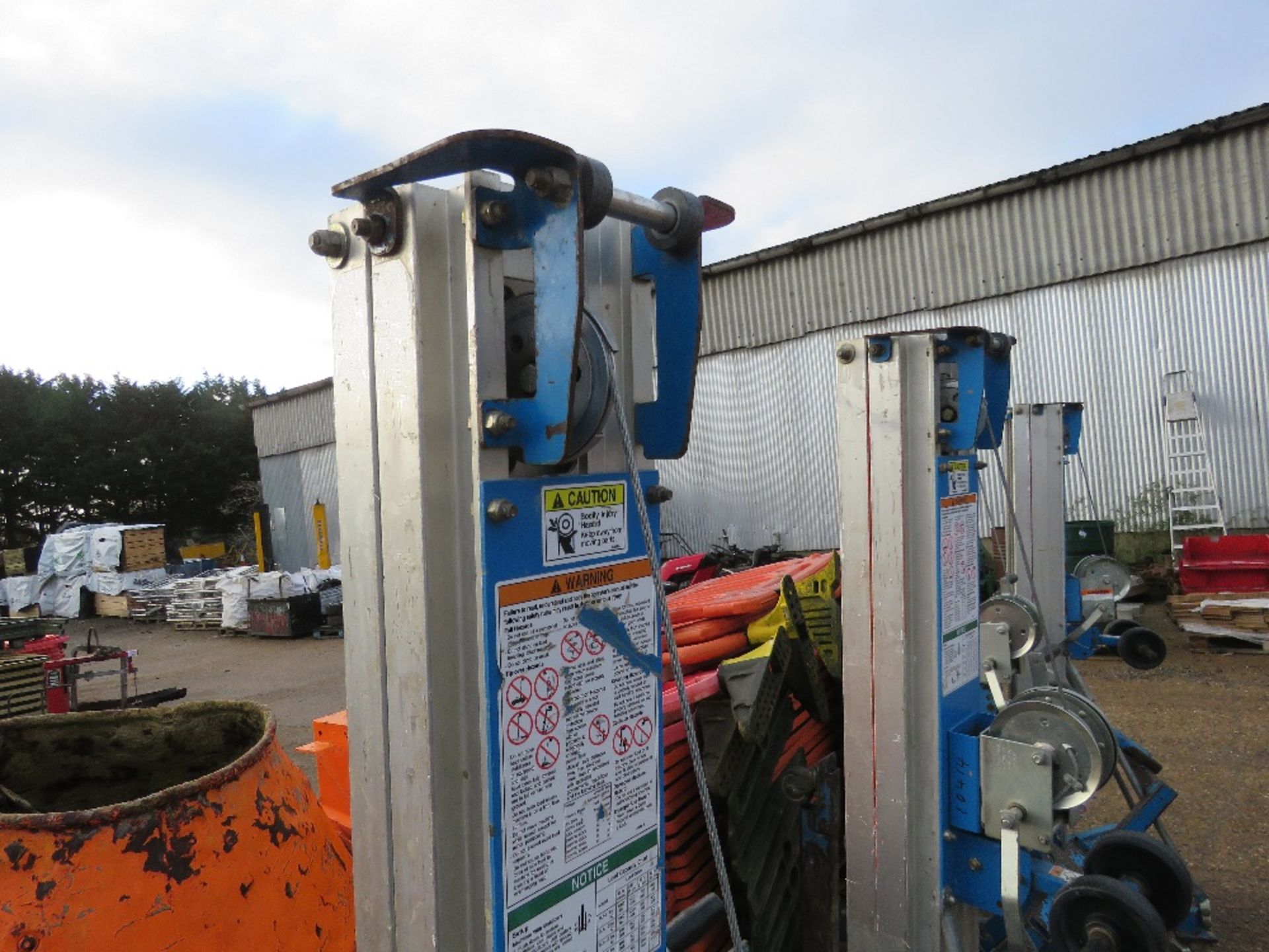 GENIE SLA10 MANUAL HOIST UNIT WITH FORKS. - Image 4 of 6