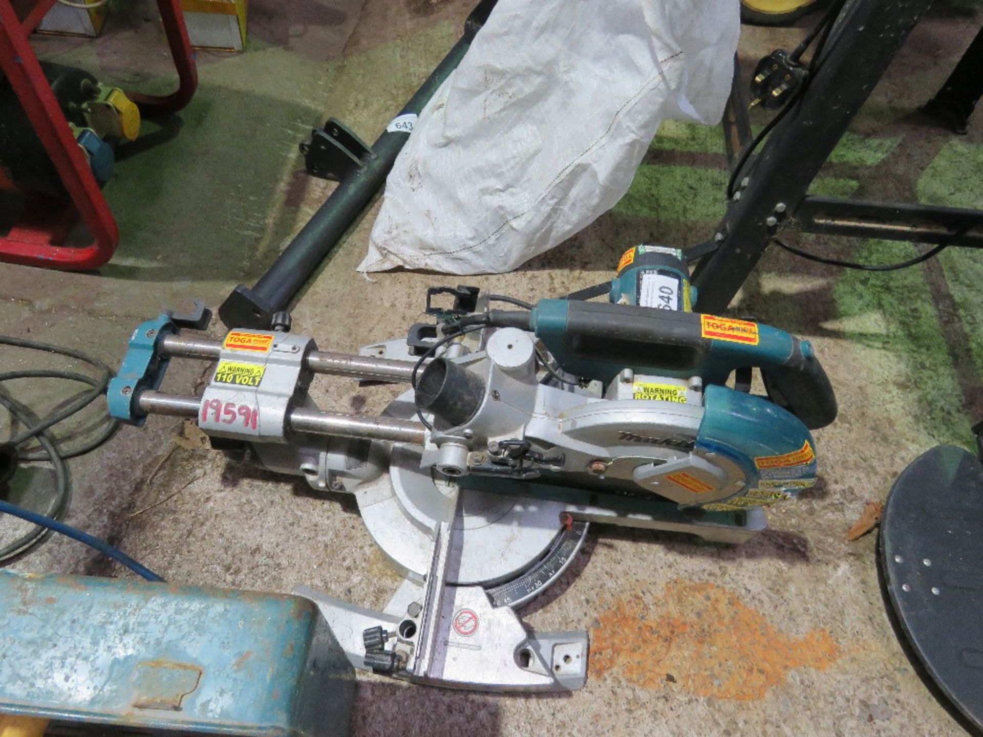 MAKITA 110V MITRE SAW, NEEDS ATTENTION. THIS LOT IS SOLD UNDER THE AUCTIONEERS MARGIN SCHEME, TH - Image 2 of 2